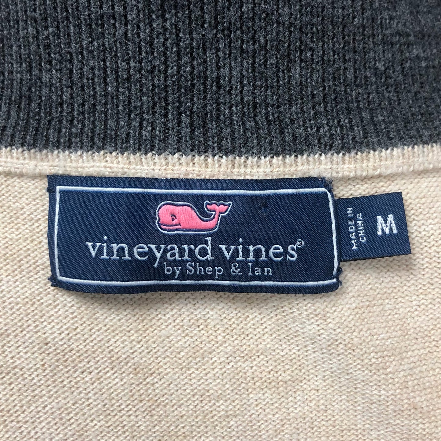 Sueter Jersey Vineyard Vines 🐳 color crema con logo azul navy Talla M