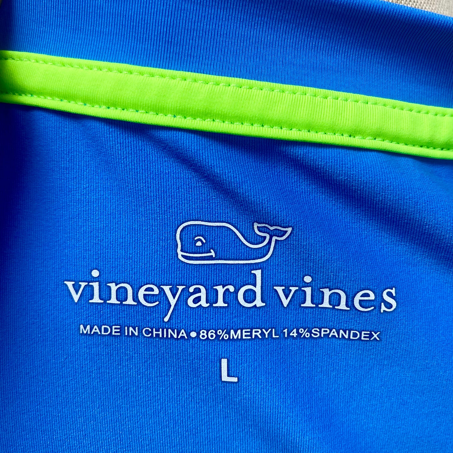 Camiseta cuello redondo Vineyard Vines 🐳 Performance color azul con logo en letras Talla L