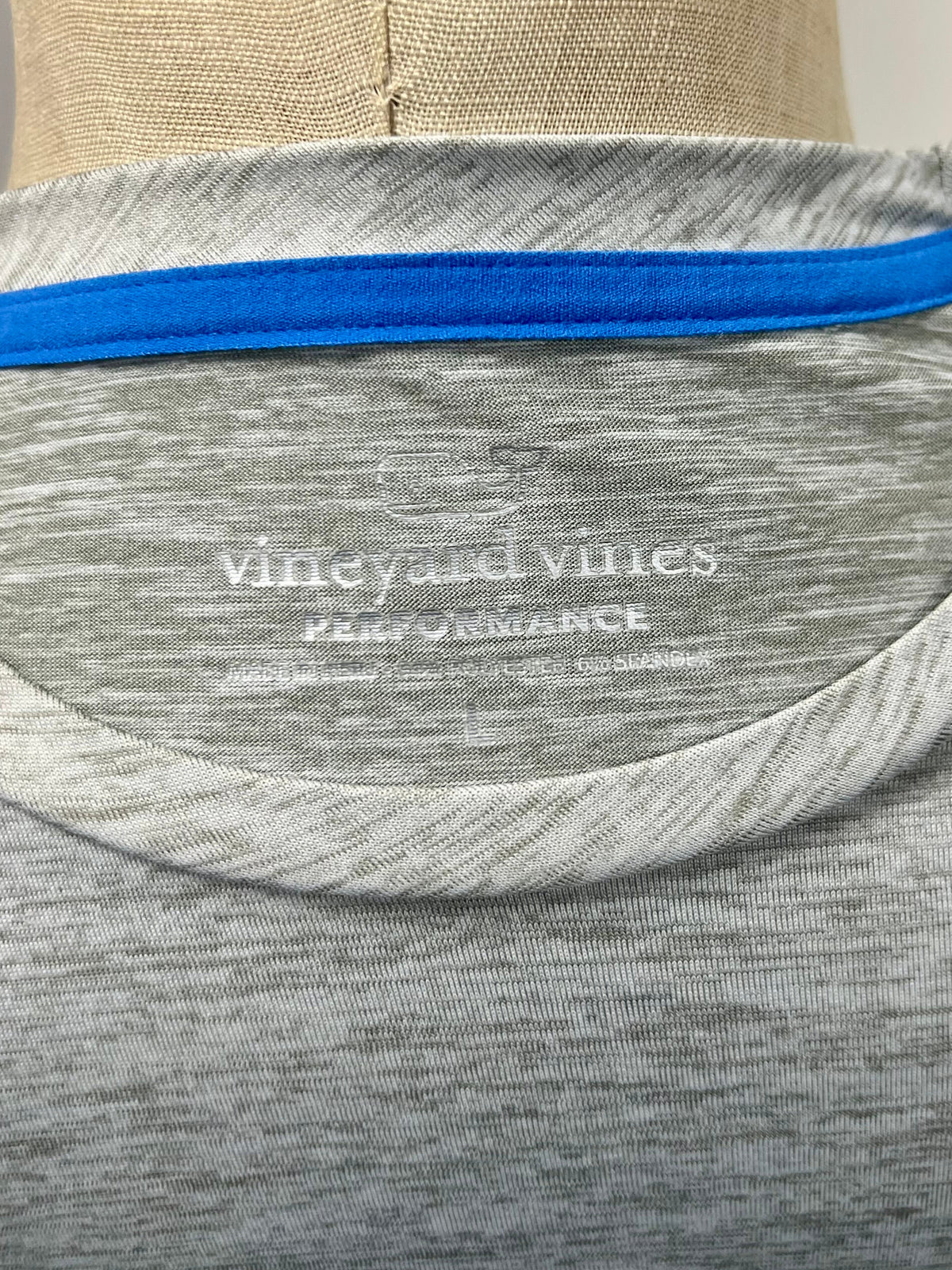 Camiseta cuello redondo Vineyard Vines 🐳 Performance color gris claro con Diseño de ballena Talla L