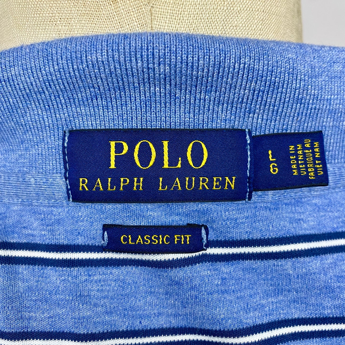 Camiseta Polo Ralph Lauren 🏇🏼 color celeste con patrón de rayas color negro y blanco Talla L Entalle Clásico