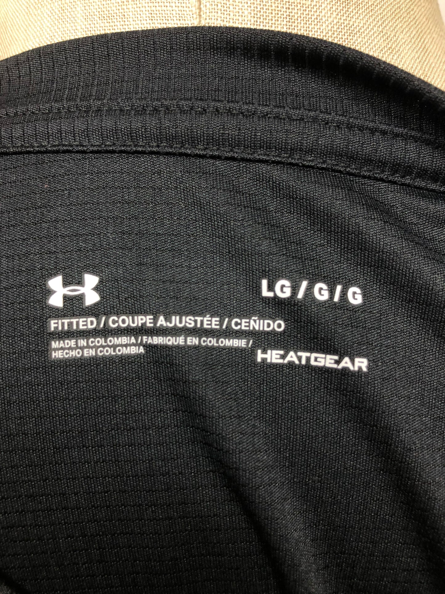 Camiseta de entrenamiento cuello redondo Under Armour 🏋🏽 Color negro diseño de grafiti en color verde intenso Talla L