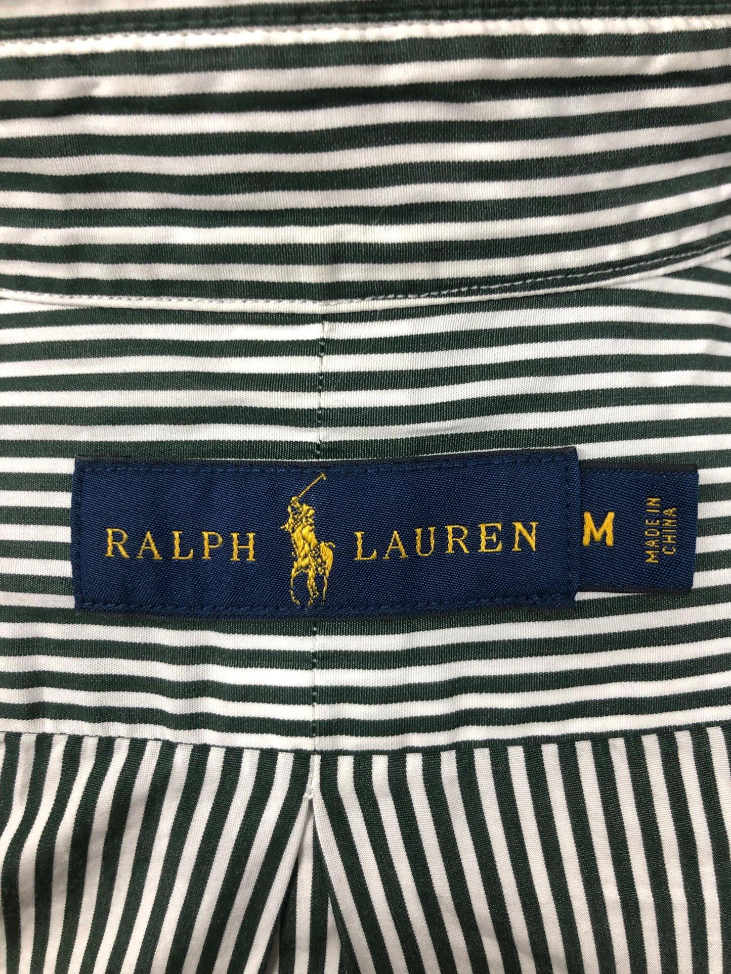 Camisa Polo Ralph Lauren 🏇🏼 con patron de rayas en color verde oscuro y blanco Talla M Entalle Regular