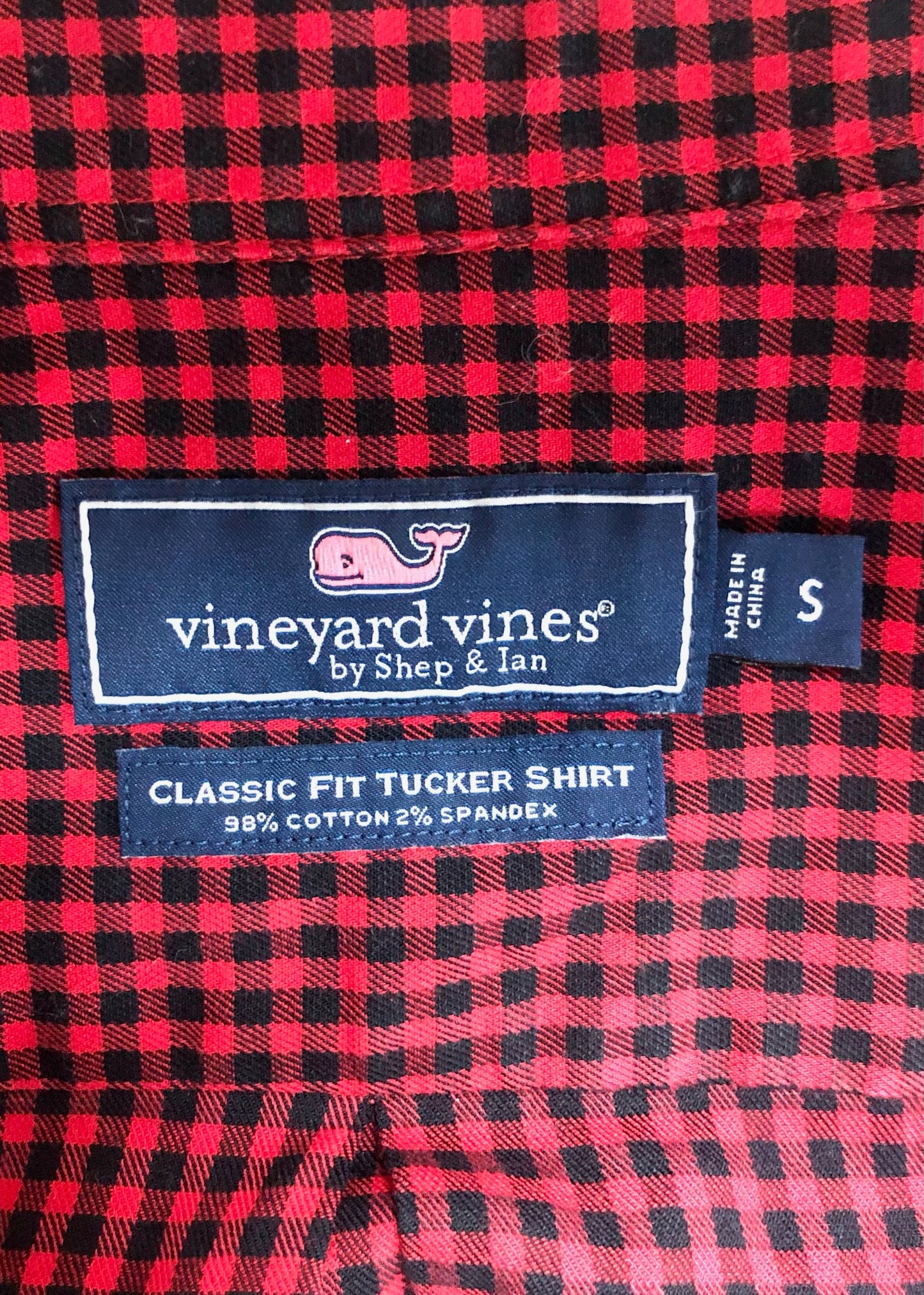 Camisa de botones Vineyard Vines 🐳 con patrón de cuadros en color rojo y negro Talla S Entalle Clásico