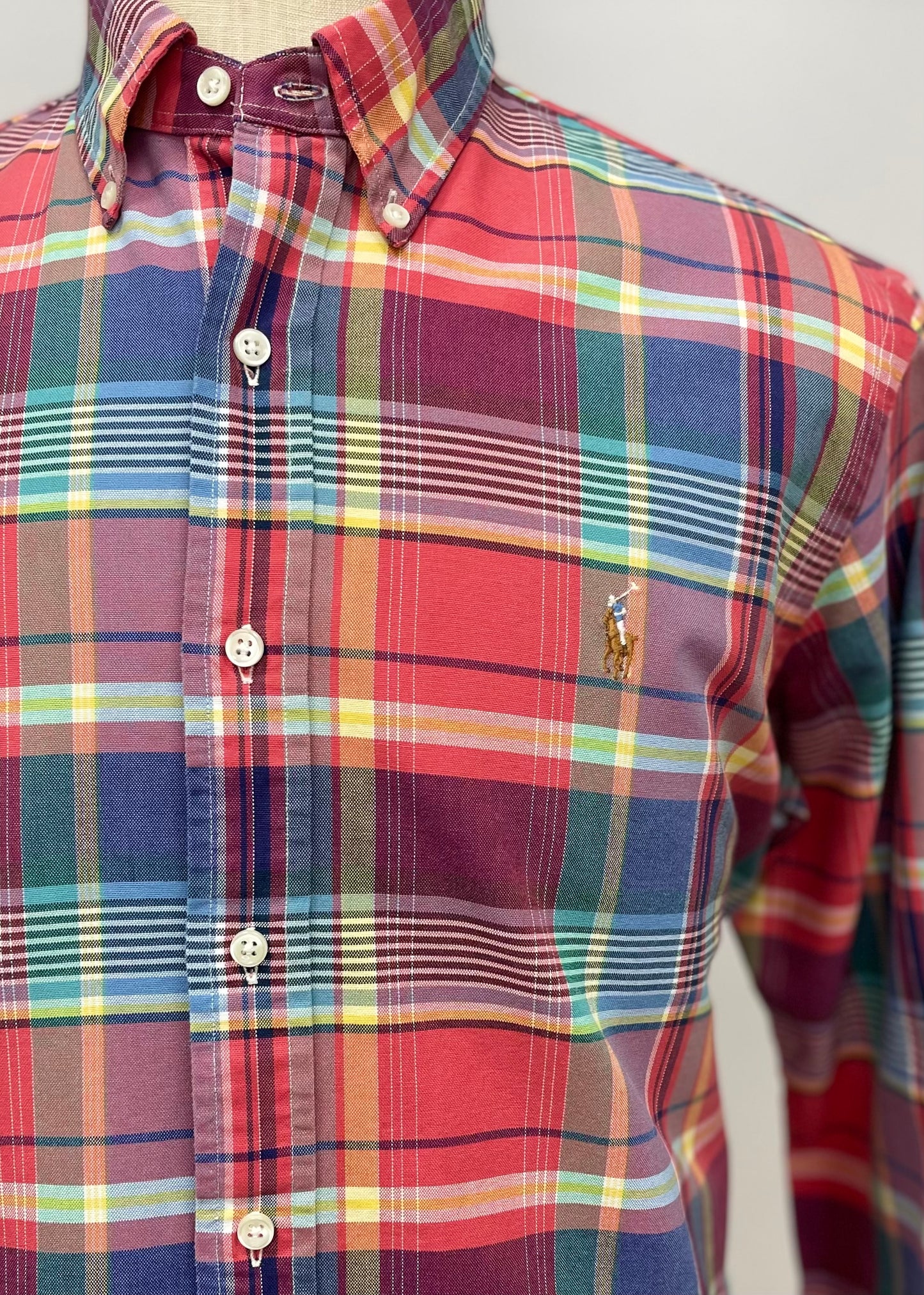 Camisa Polo Ralph Lauren 🏇🏼 Oxfod con patron de cuadros tartán en rojo, azul y amarillo Talla M Entalle Regular