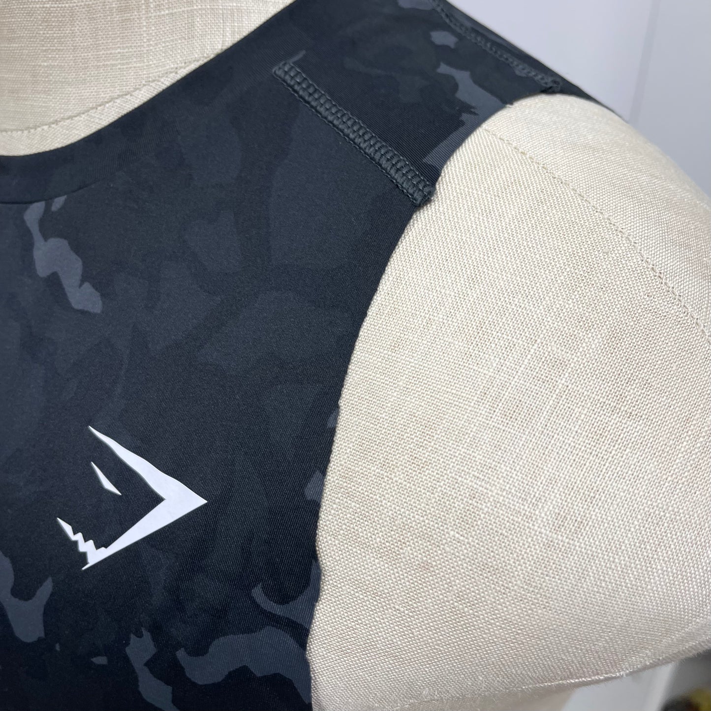 Camiseta de entrenamiento sin mangas Gymshark 🏋🏽 diseño de camuflaje en color negro y gris oscuro Talla S (ver descripción)