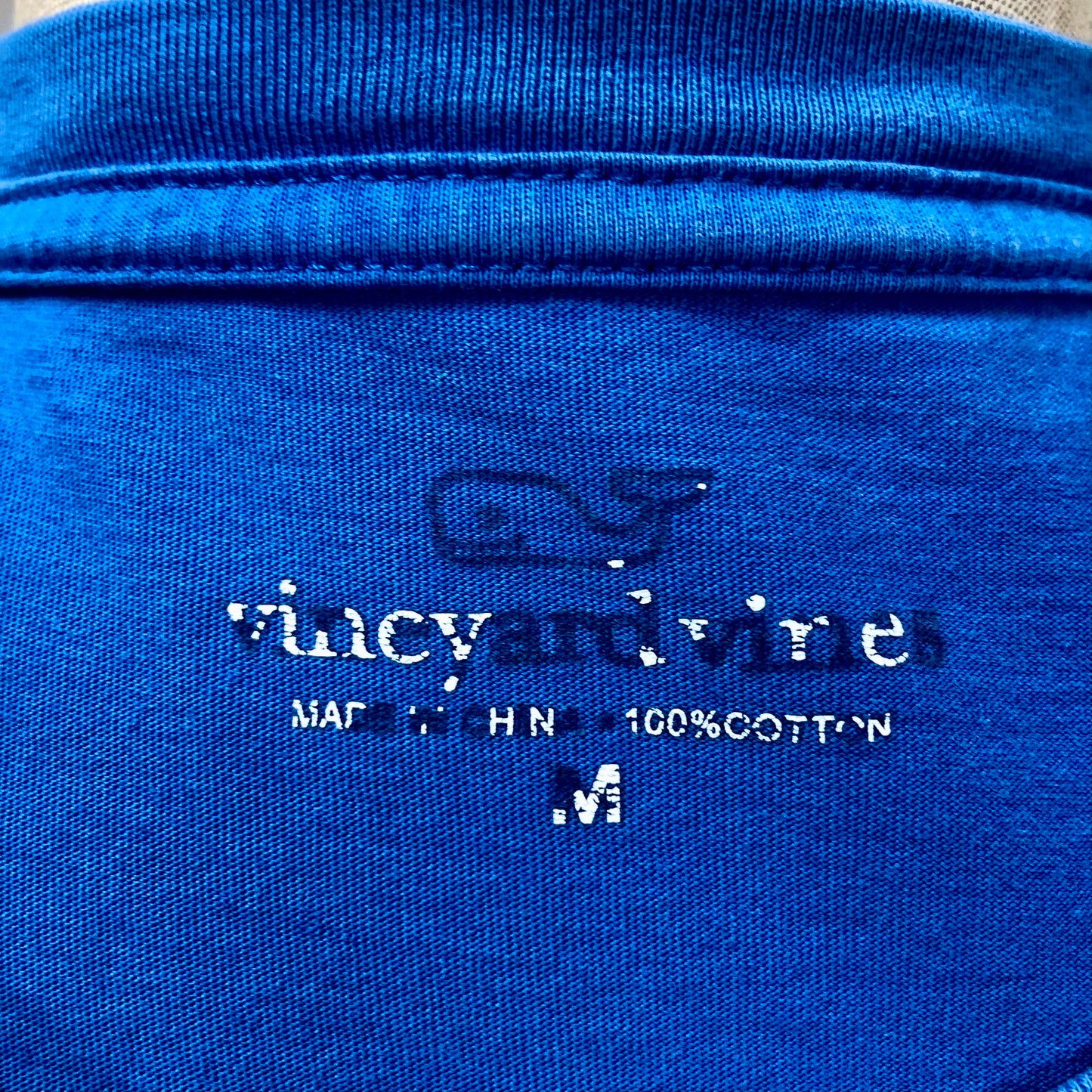 Camiseta de bolsillo Vineyard Vines 🐳 color azul con Diseño de Surf en celeste Talla M