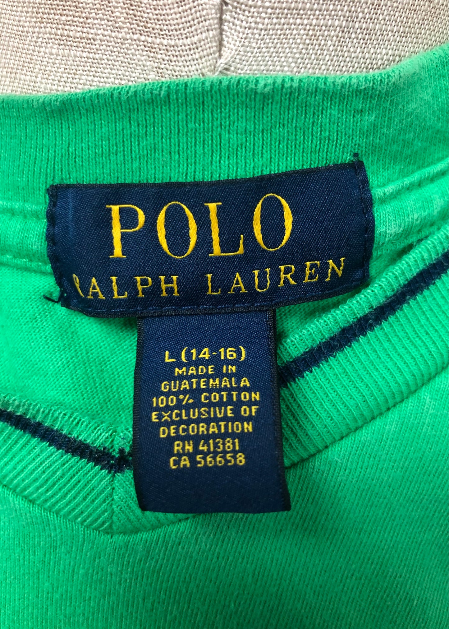 Camiseta cuello V de niño Ralph Lauren 🏇🏼 color verde y logo en color azul navy Talla L (14-16) Entalle Regular (ver descripción)