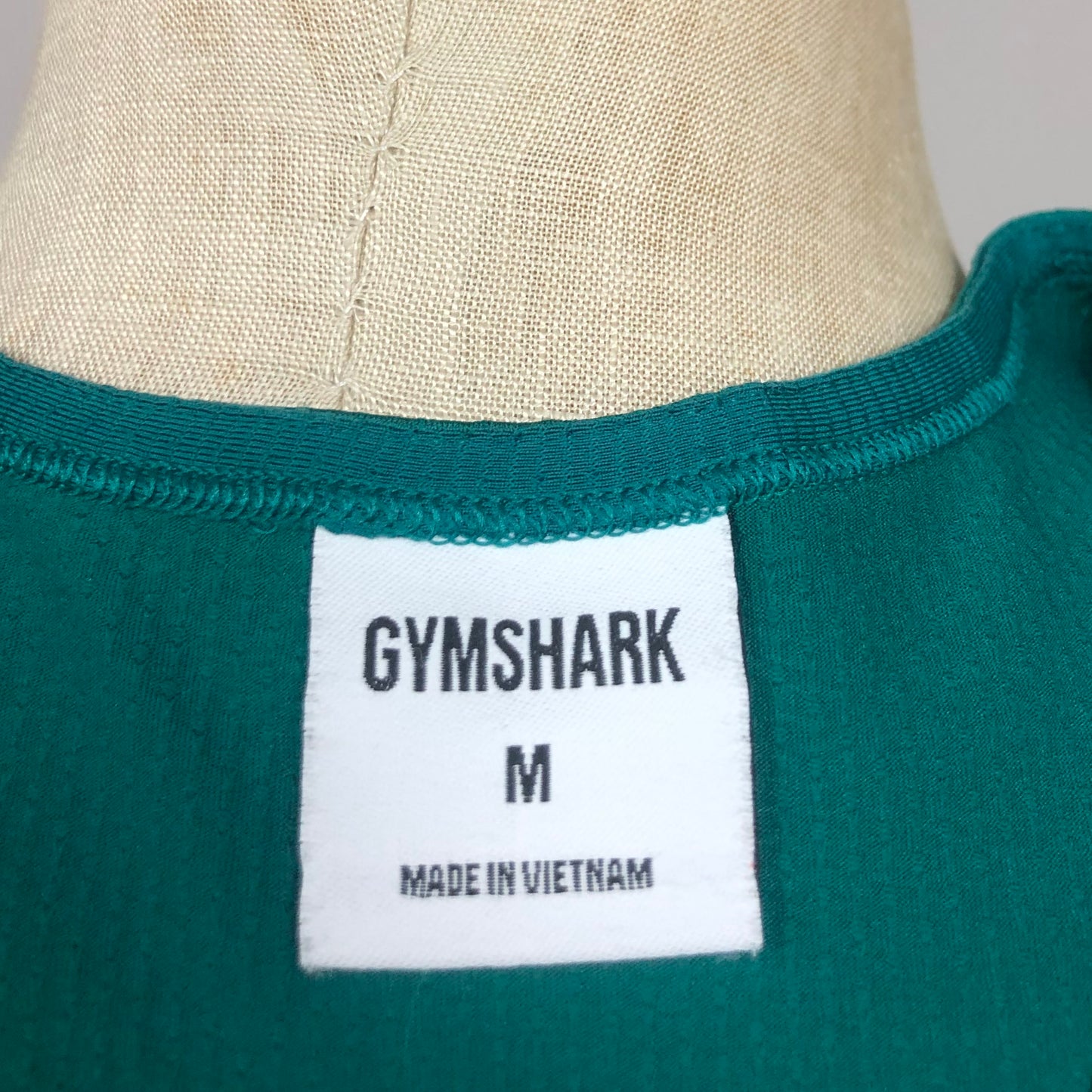 Camiseta de entrenamiento sin mangas Gymshark 🏋🏽 color verde esmeralda y logo en negro Talla M