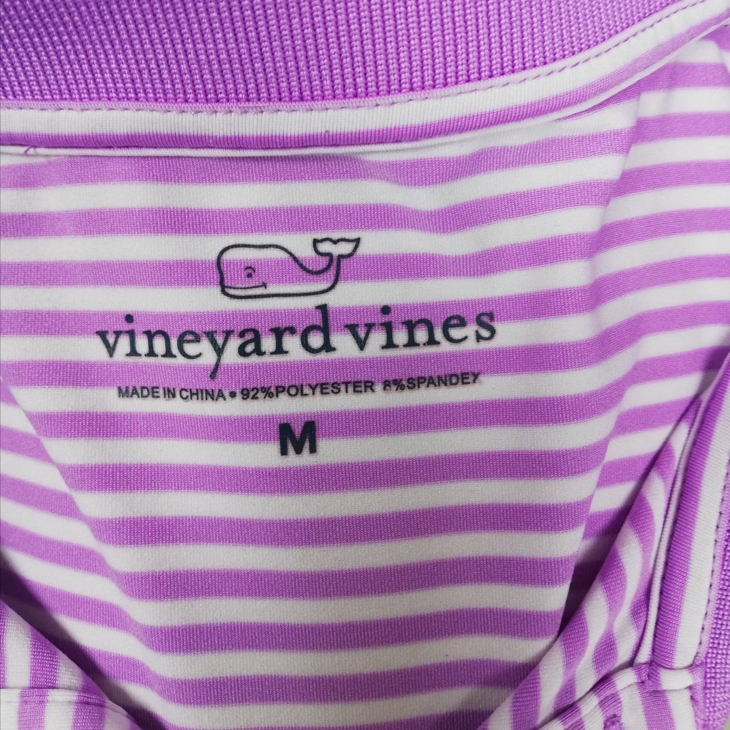 Camiseta Polo Vineyard Vines 🐳 Performance con patron de rayas en morado y blanco Talla M Entalle Regular