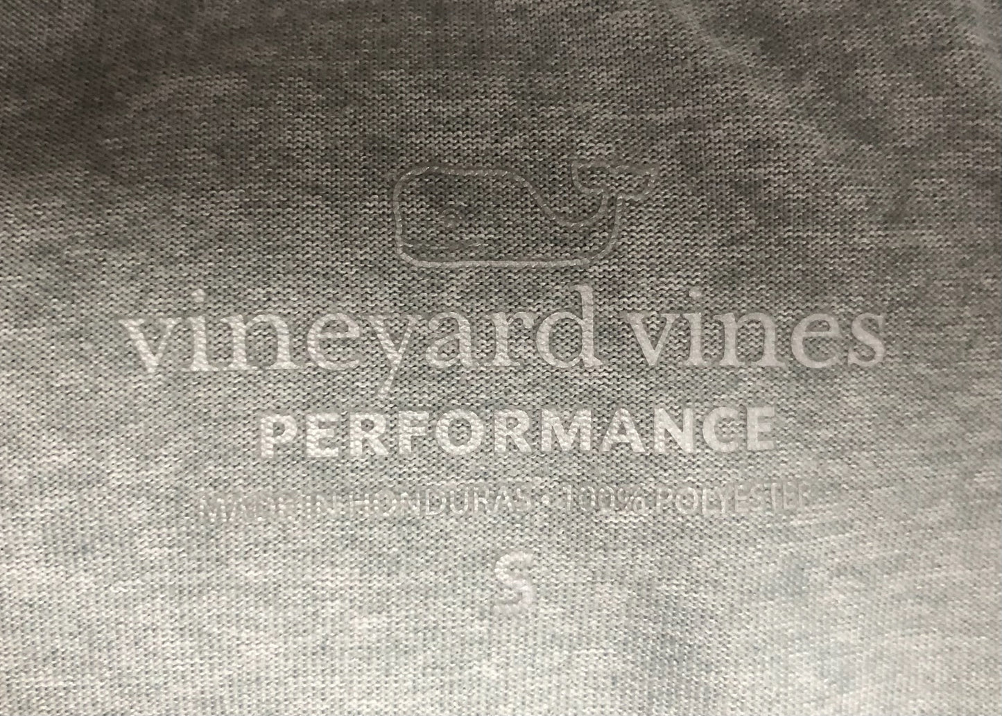 Camiseta cuello redondo Vineyard Vines 🐳 Performance color gris claro con Diseño de ballena Talla S