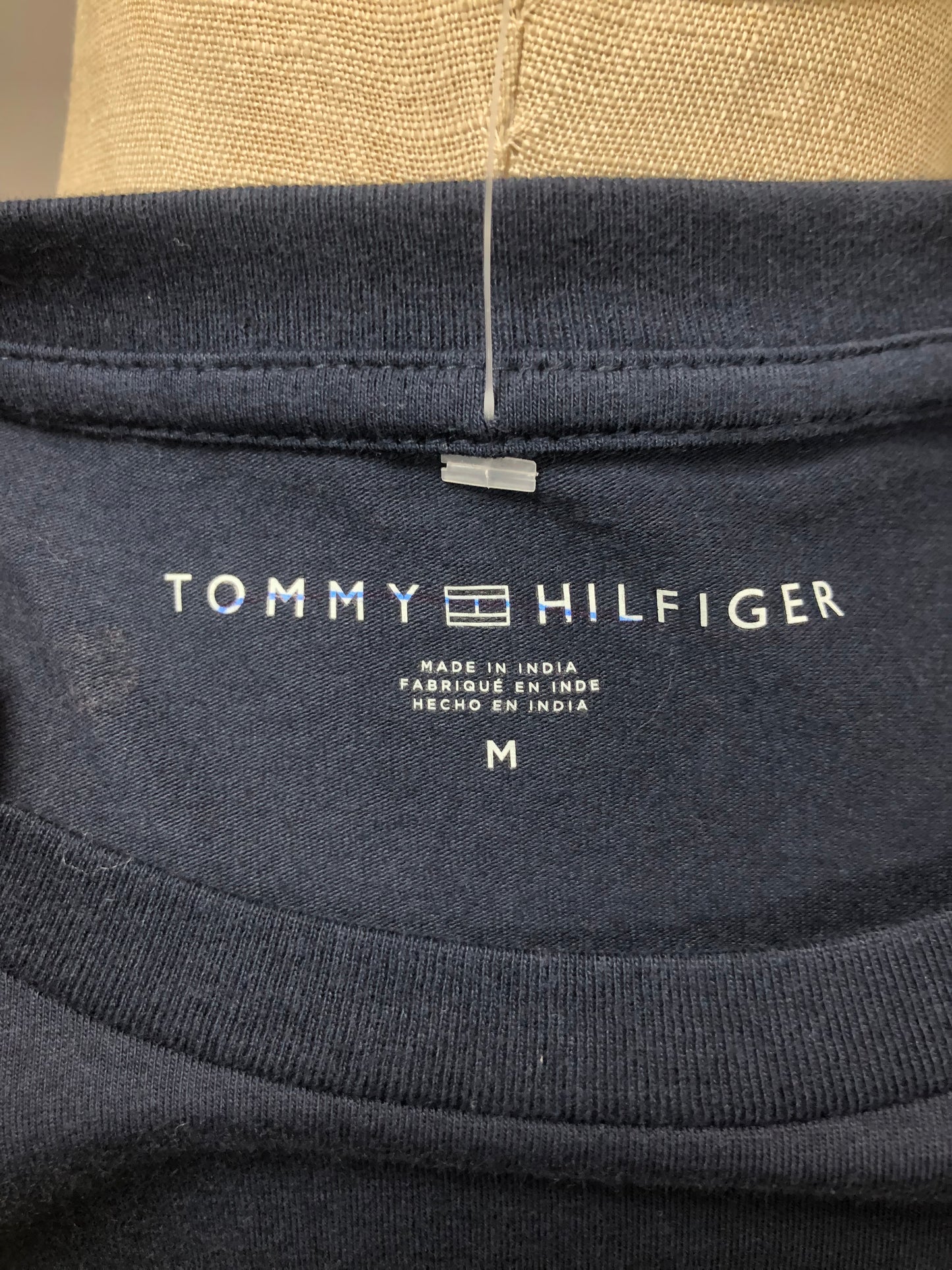 Camiseta cuello Redondo Tommy Hilfiger 🇺🇸 color azul navy Talla M Entalle Regular