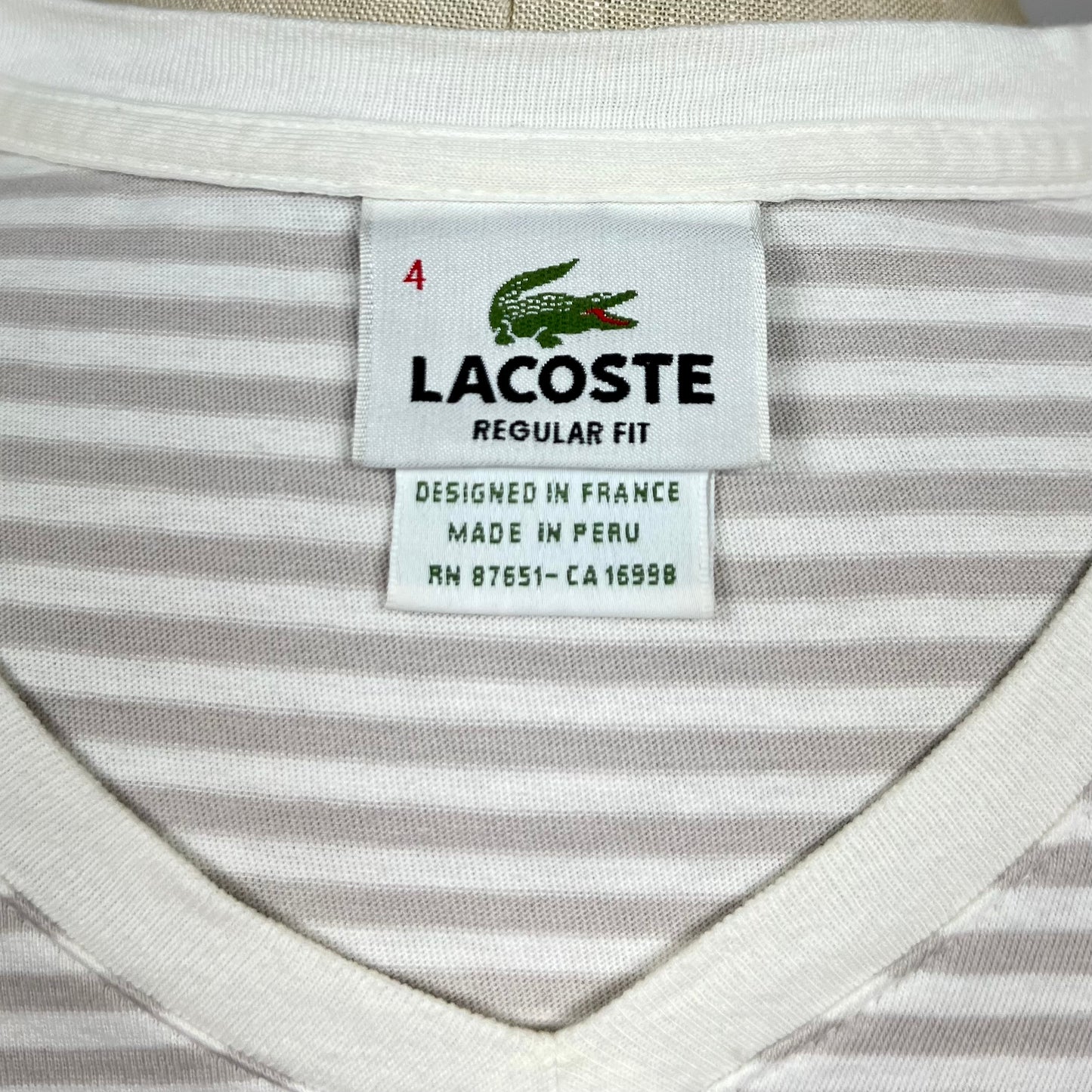 Camiseta cuello V Lacoste 🐊 con patrón de rayas en color kaki y crema Talla Medium Entalle Regular