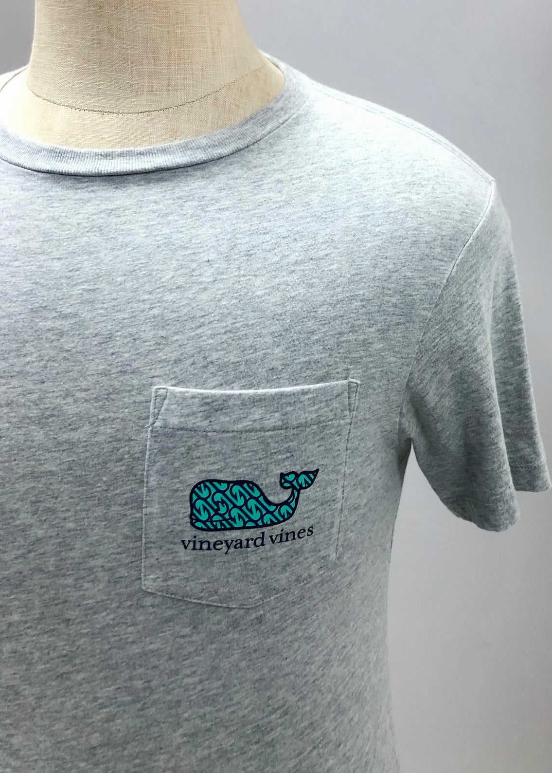 Camiseta de bolsillo Vineyard Vines 🐳 color gris claro con Diseño de ballena en turquesa Talla XS