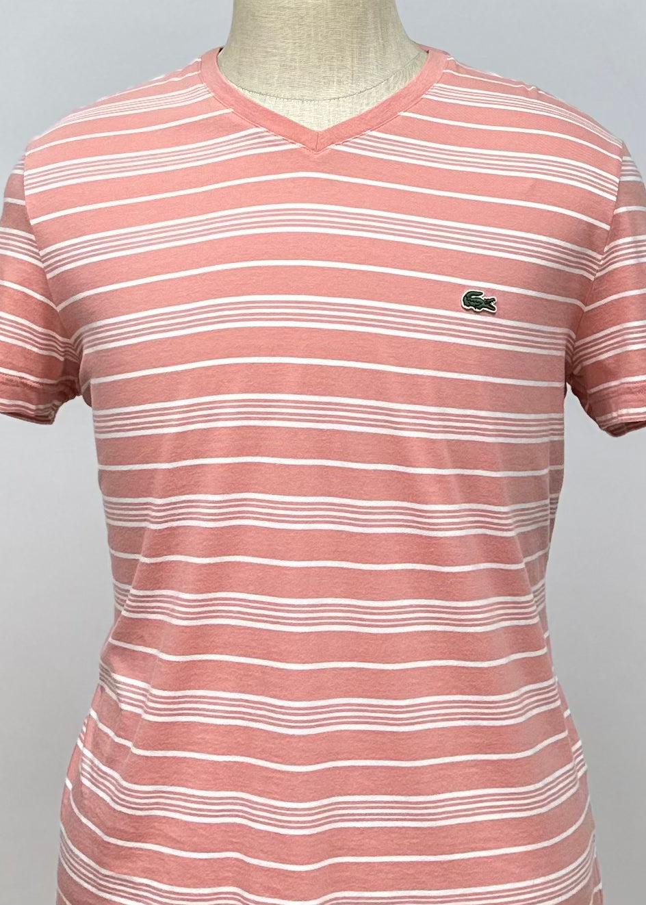 Camiseta cuello V Lacoste con patr n de rayas en color rosado salm n y blanco Talla Medium Entalle Regular