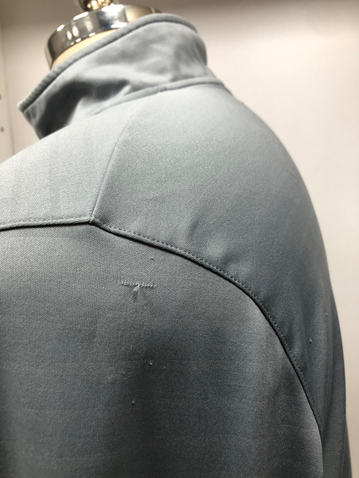 Sueter Jersey Under Armour 🏋🏽 color gris con logo en color gris oscuro Talla L (ver descripción)