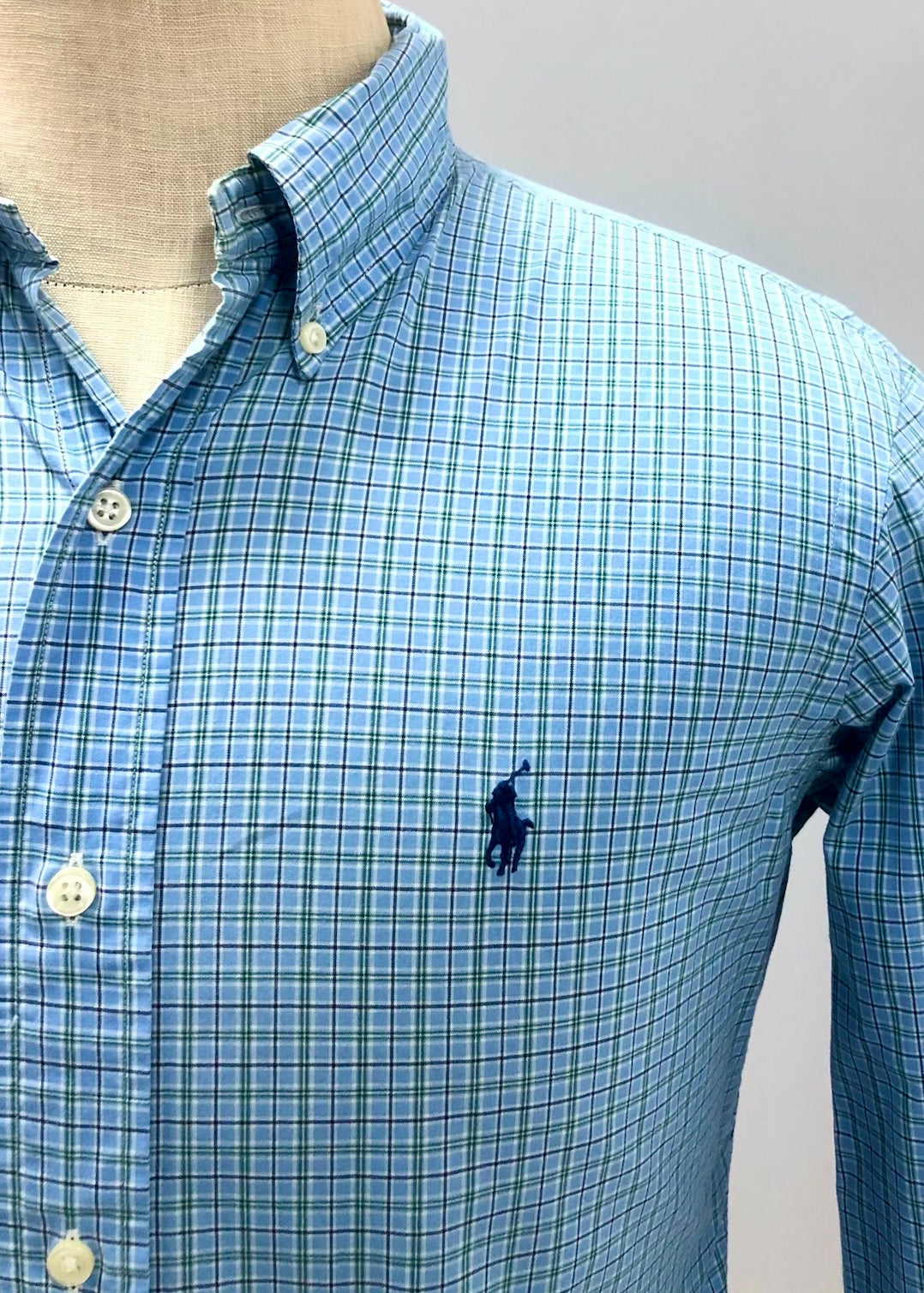 Camisa Polo Ralph Lauren 🏇🏼 color celeste con cuadros en color negro y verde Talla S Entalle Custom Fit
