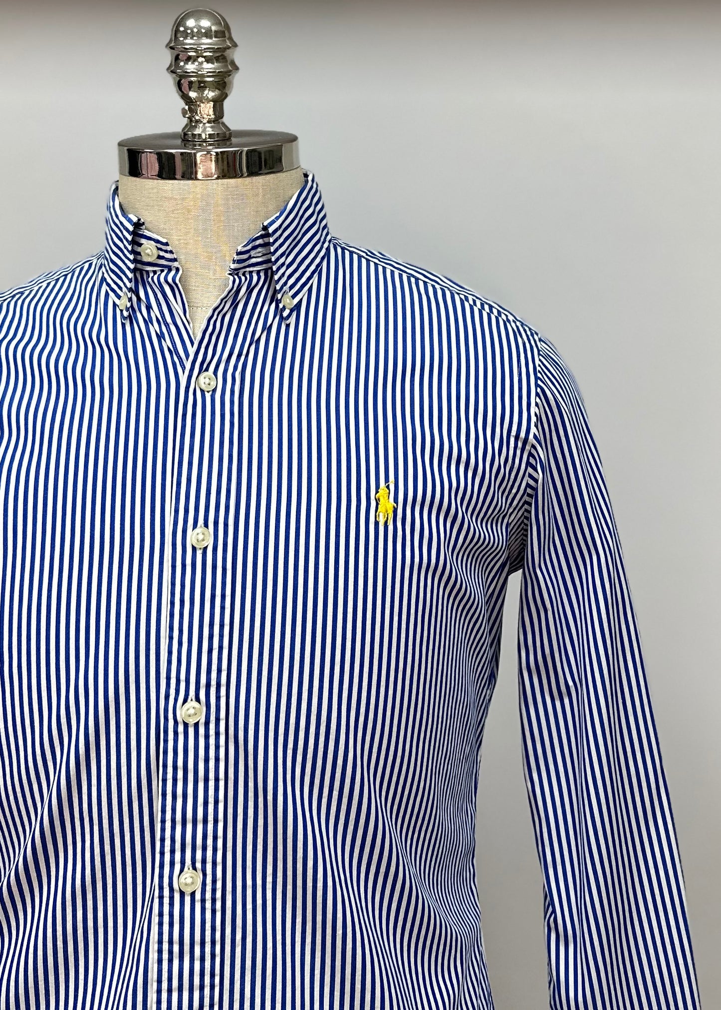 Camisa Polo Ralph Lauren 🏇🏼 con patron de rayas en color azul navy y blanco Talla M Entalle Regular