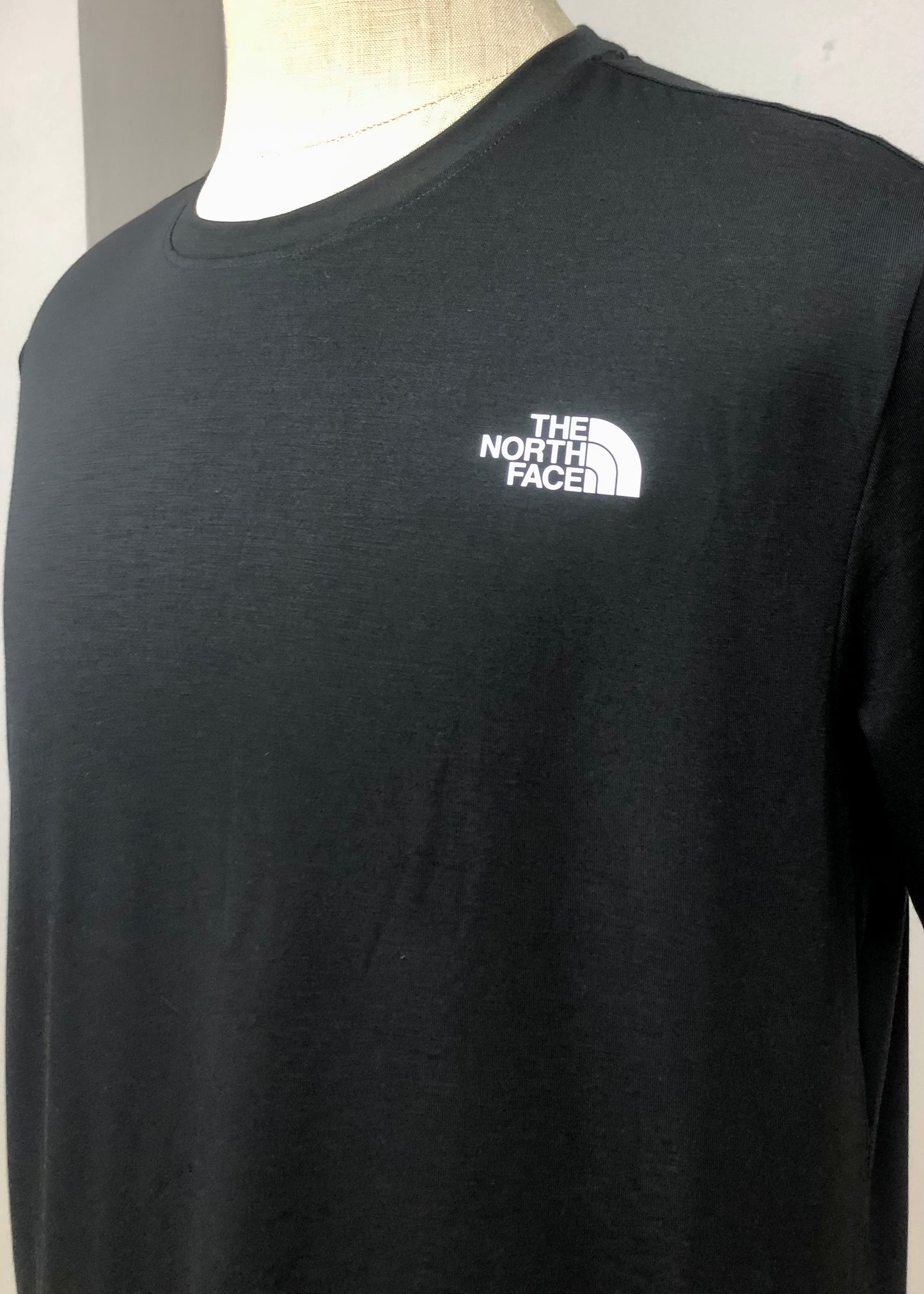 Camiseta cuello redondo North Face 🔷 color negro manga corta Talla L