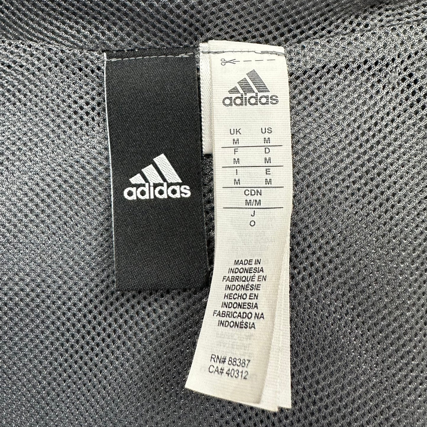 Jacket con capucha Adidas 🏃🏻♂️ color gris y negro con zíper completo y logo en color negro Talla M