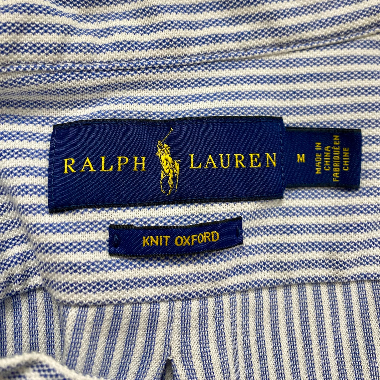 Camiseta Polo Ralph Lauren 🏇🏼 (Knit Oxford) color blanco de rayas en celeste y diseño de banderas Talla M Entalle Regular
