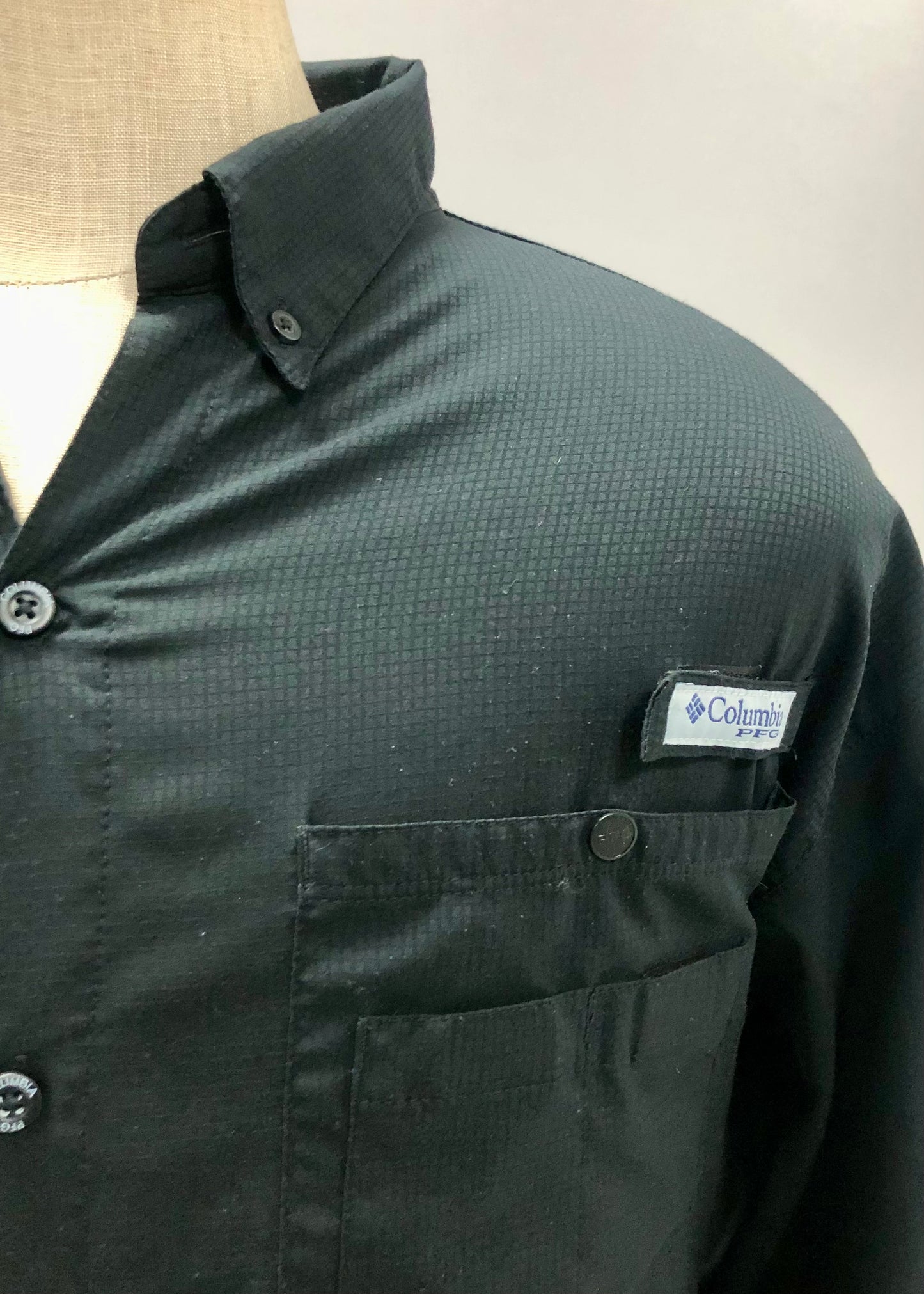 Camisa Columbia 🔹con bolsillo color negro con Omni Shade Manga larga Talla XL