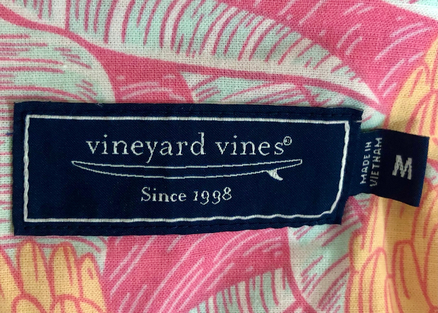 Camisa de botones Vineyard Vines 🐳 con diseño de tropical en color rosado, blanco y amarillo Talla M Entalle Regular