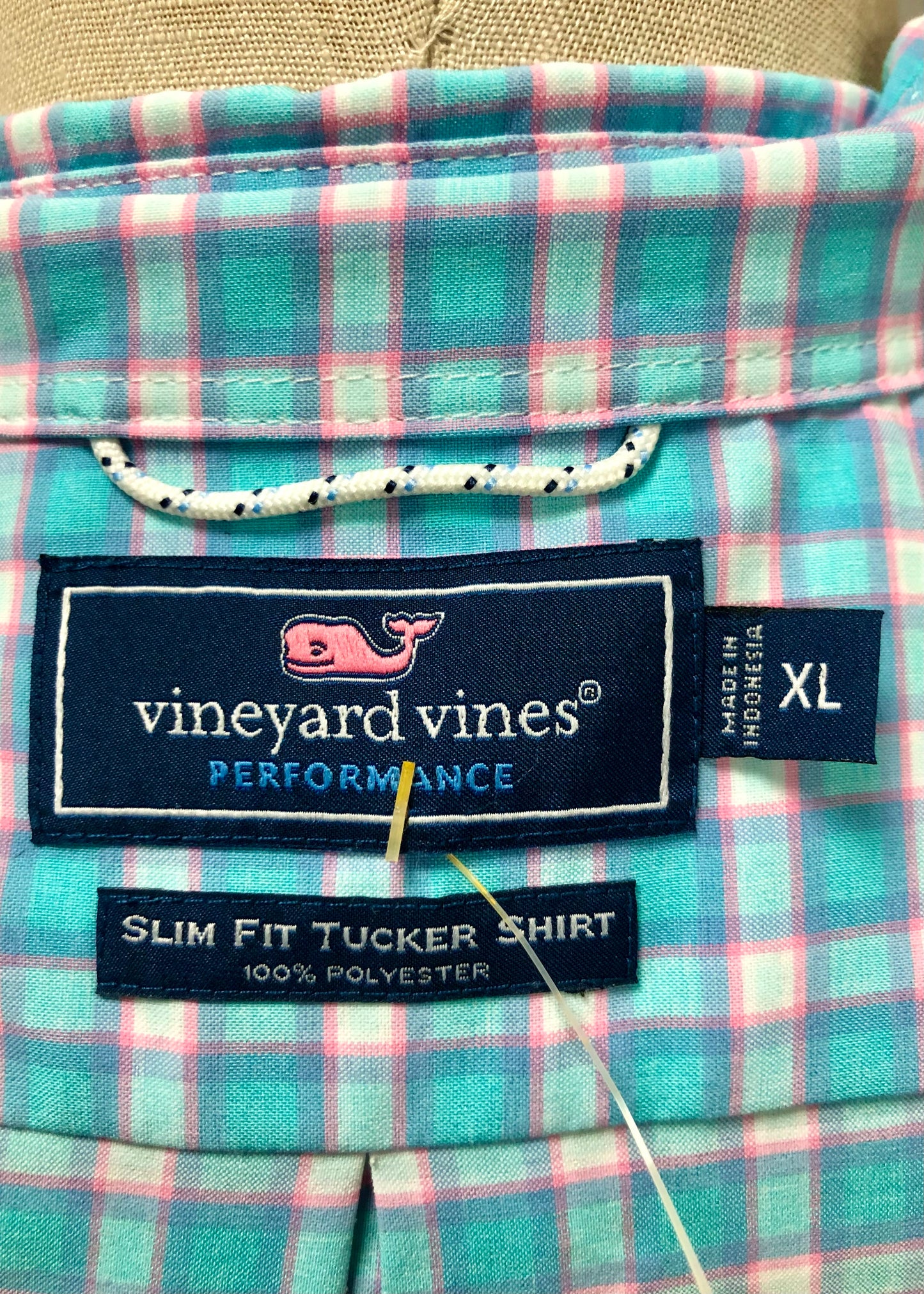 Camisa de botones Vineyard Vines 🐳 Performance con patrón de cuadros en color rosado, turquesa y blanco Talla XL Entalle Regular