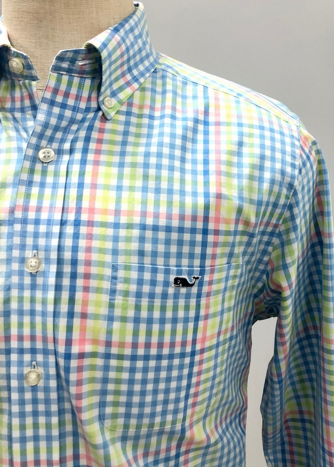 Camisa de botones Vineyard Vines 🐳 color blanco de cuadros en color rosado, verde y celeste Talla M Entalle Slim Fit