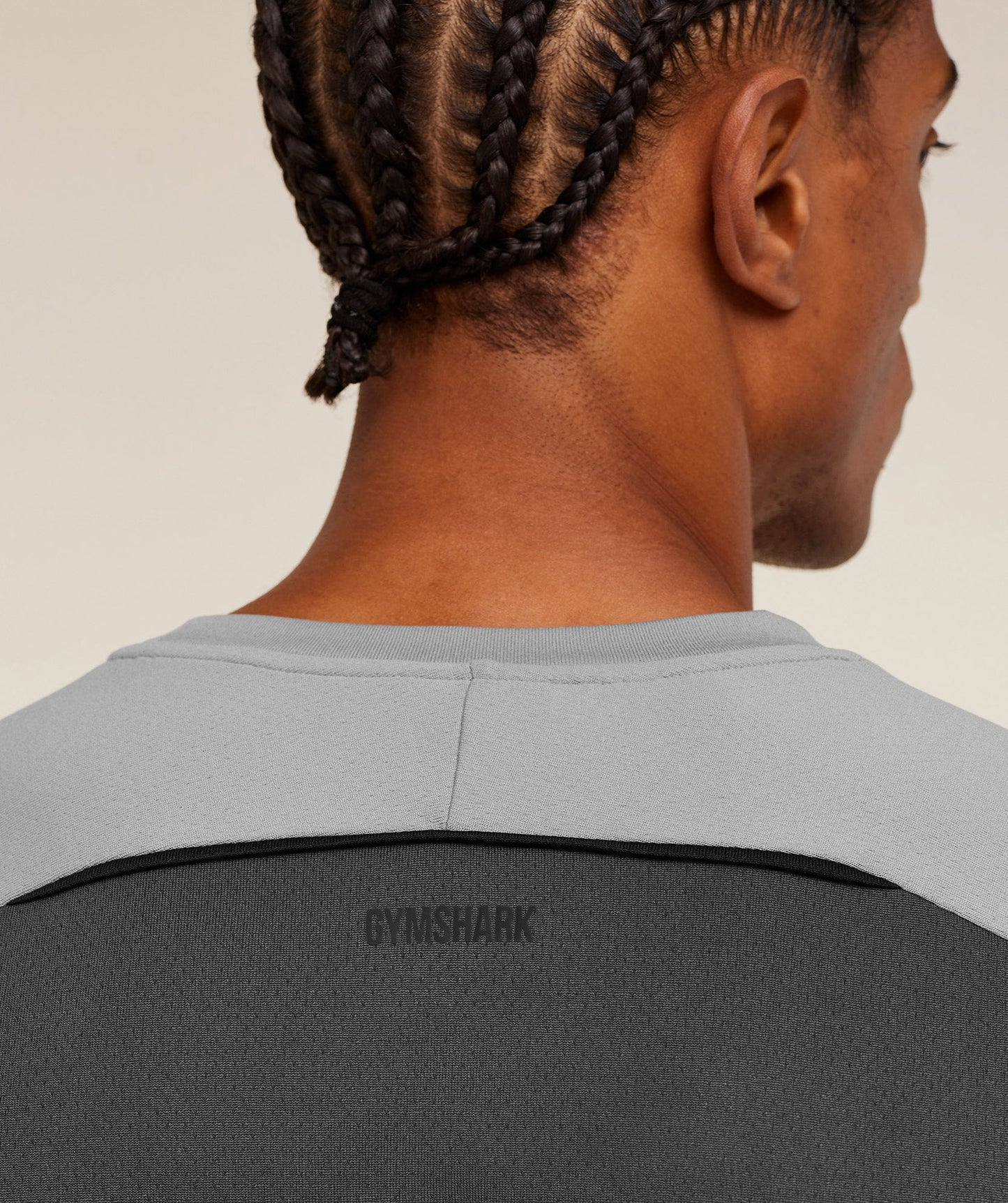 Camiseta de entrenamiento cuello redondo Gymshark 🏋🏽 color gris con líneas y logo en negro Talla L