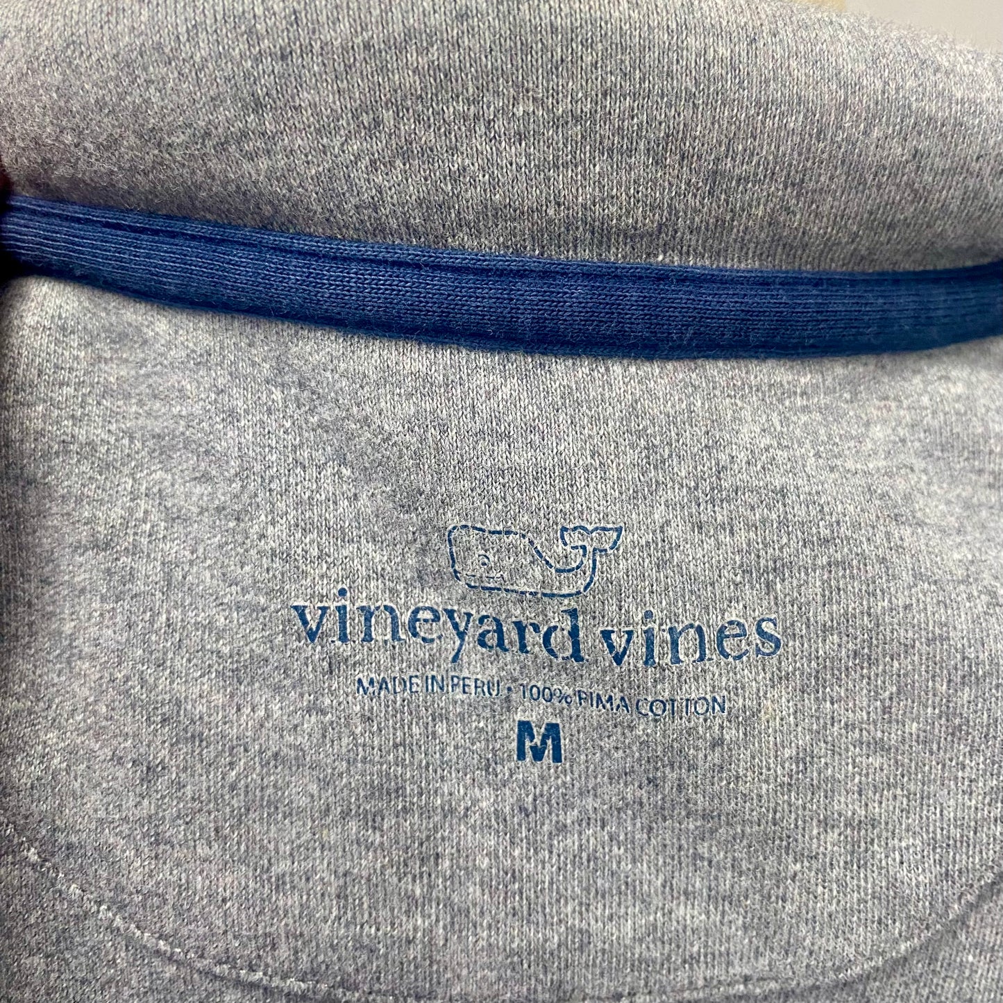 Sueter Jersey Vineyard Vines 🐳 color gris claro con logo azul navy Tela algodón Pima Talla M