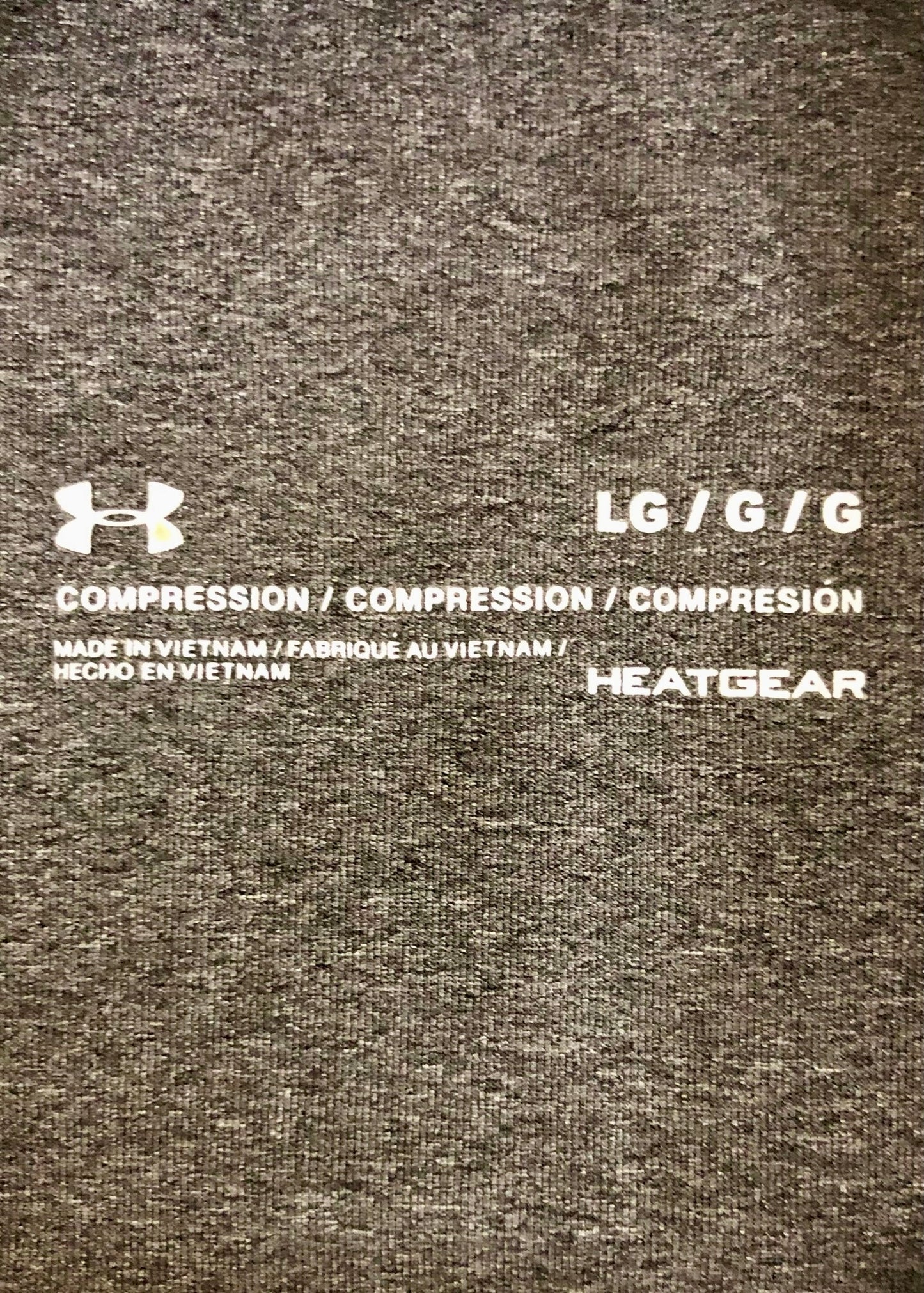 Camiseta de compresión Under Armour 🏋🏽 color gris oscuro y logo en negro Talla L