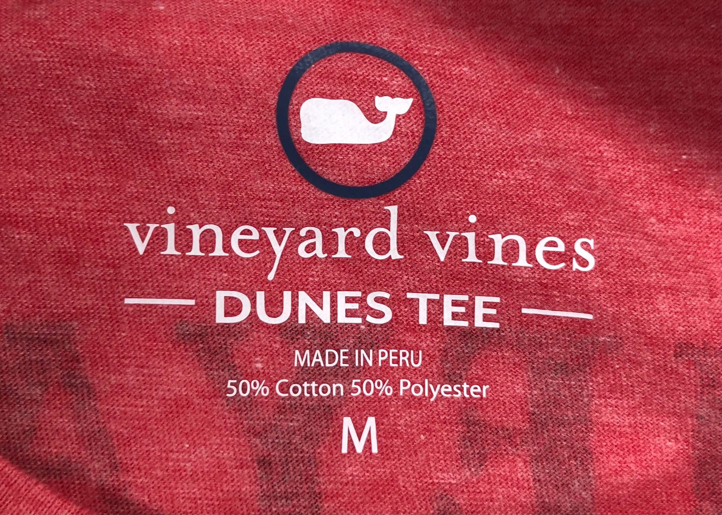 Camiseta cuello redondo Vineyard Vines 🐳 color rosado magenta con diseño de velero Talla M