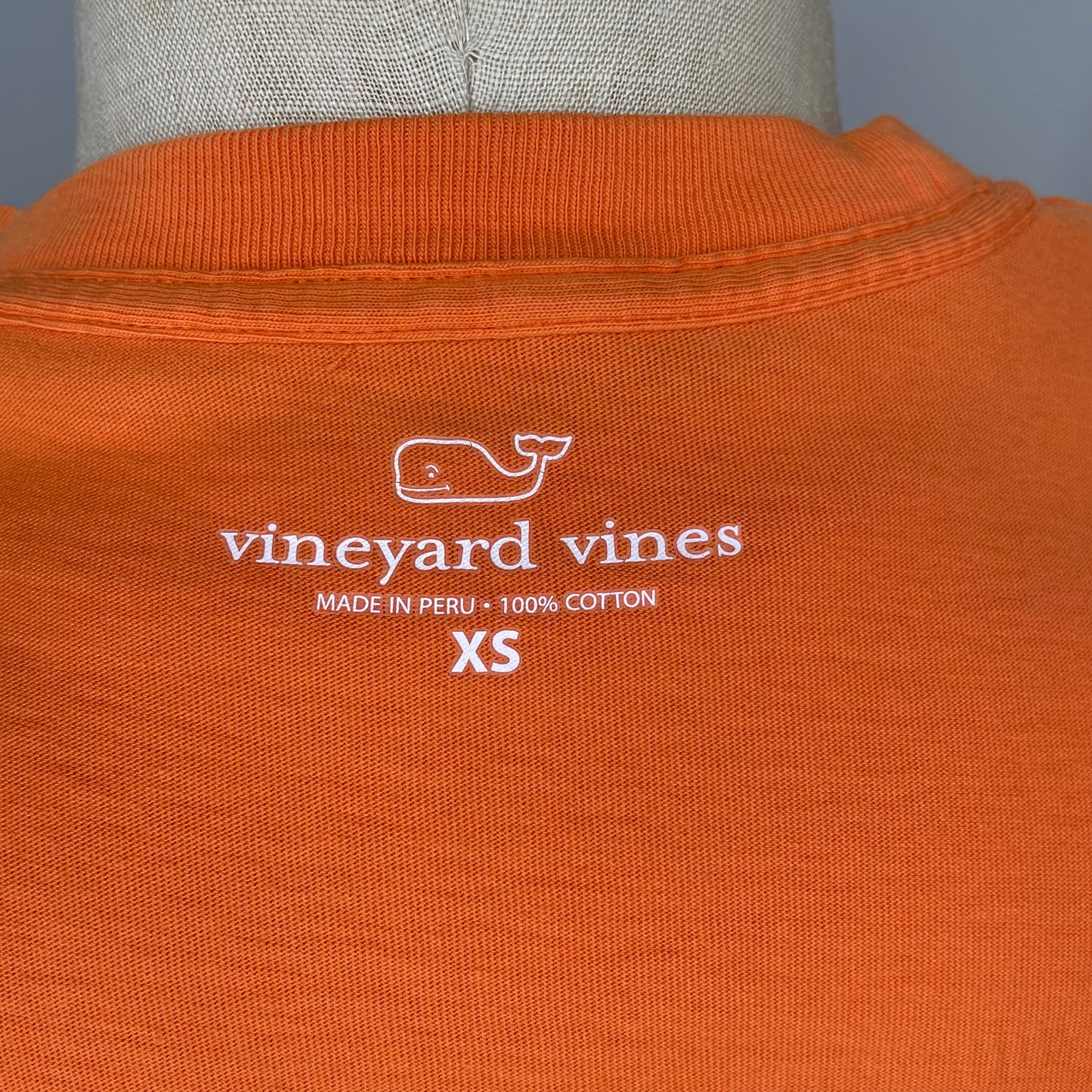 Camiseta de bolsillo Vineyard Vines 🐳 color naranja con Diseño de ballena en blanco Talla XS