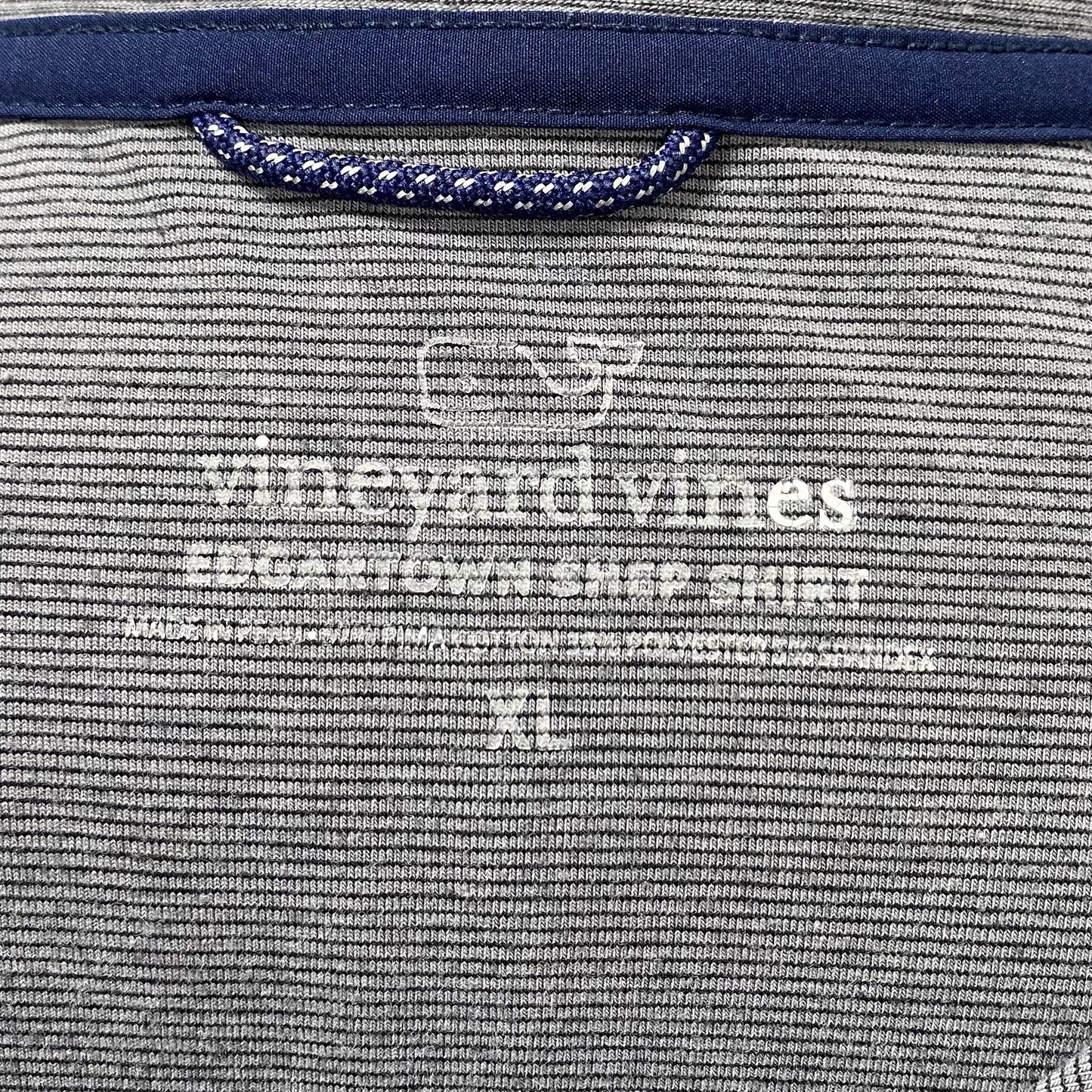 Sueter Jersey Vineyard Vines 🐳 color gris oscuro con rayas en azul navy Talla XL
