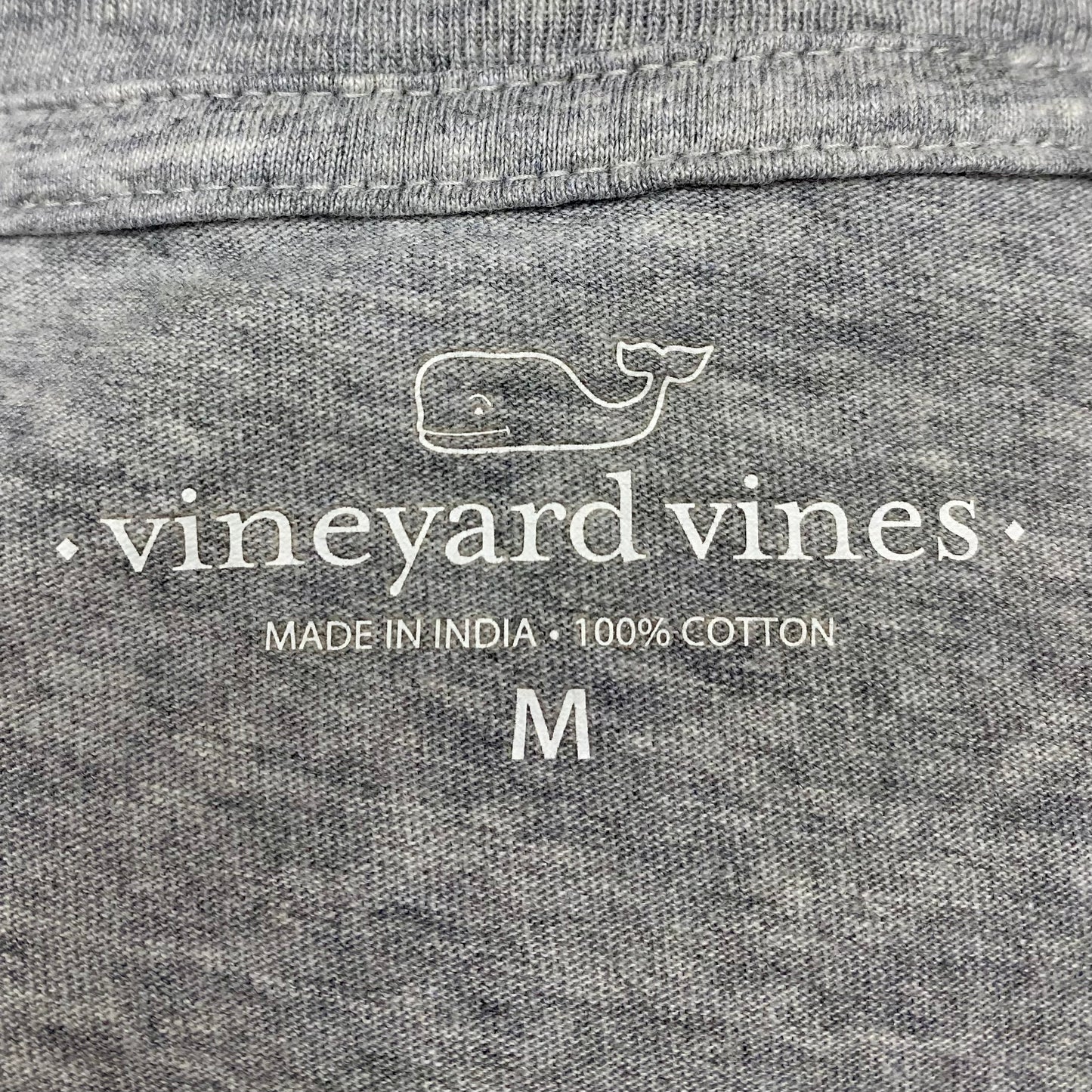 Camiseta de bolsillo Vineyard Vines 🐳 color gris claro con Diseño de ballena en azul y rojo Talla M