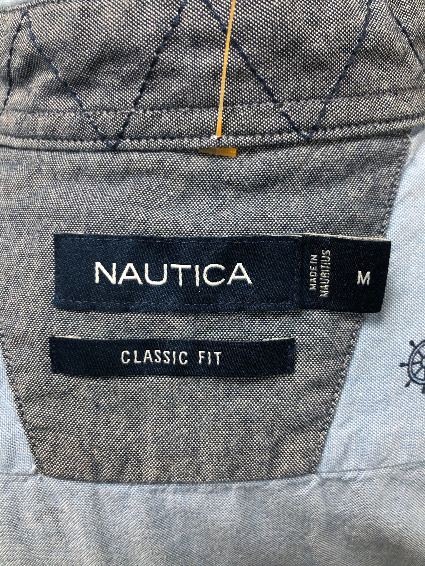 Camisa de botones Nautica ⚓️ Color celeste con diseño de Nautico en color azul navy Talla L Entalle Clásico