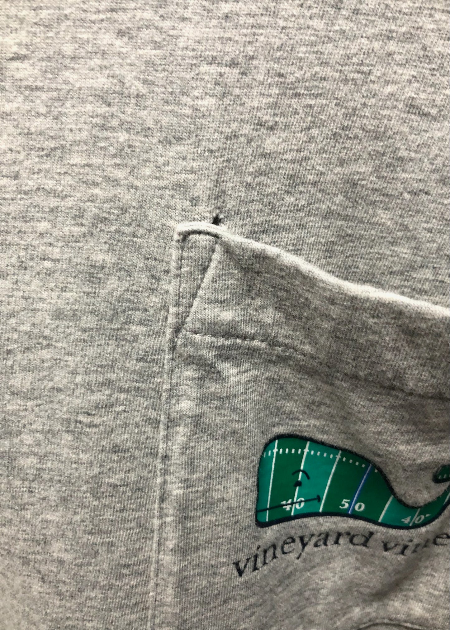 Camiseta cuello redondo Vineyard Vines 🐳 color gris claro con Diseño de Yarda Talla S (ver descripción)