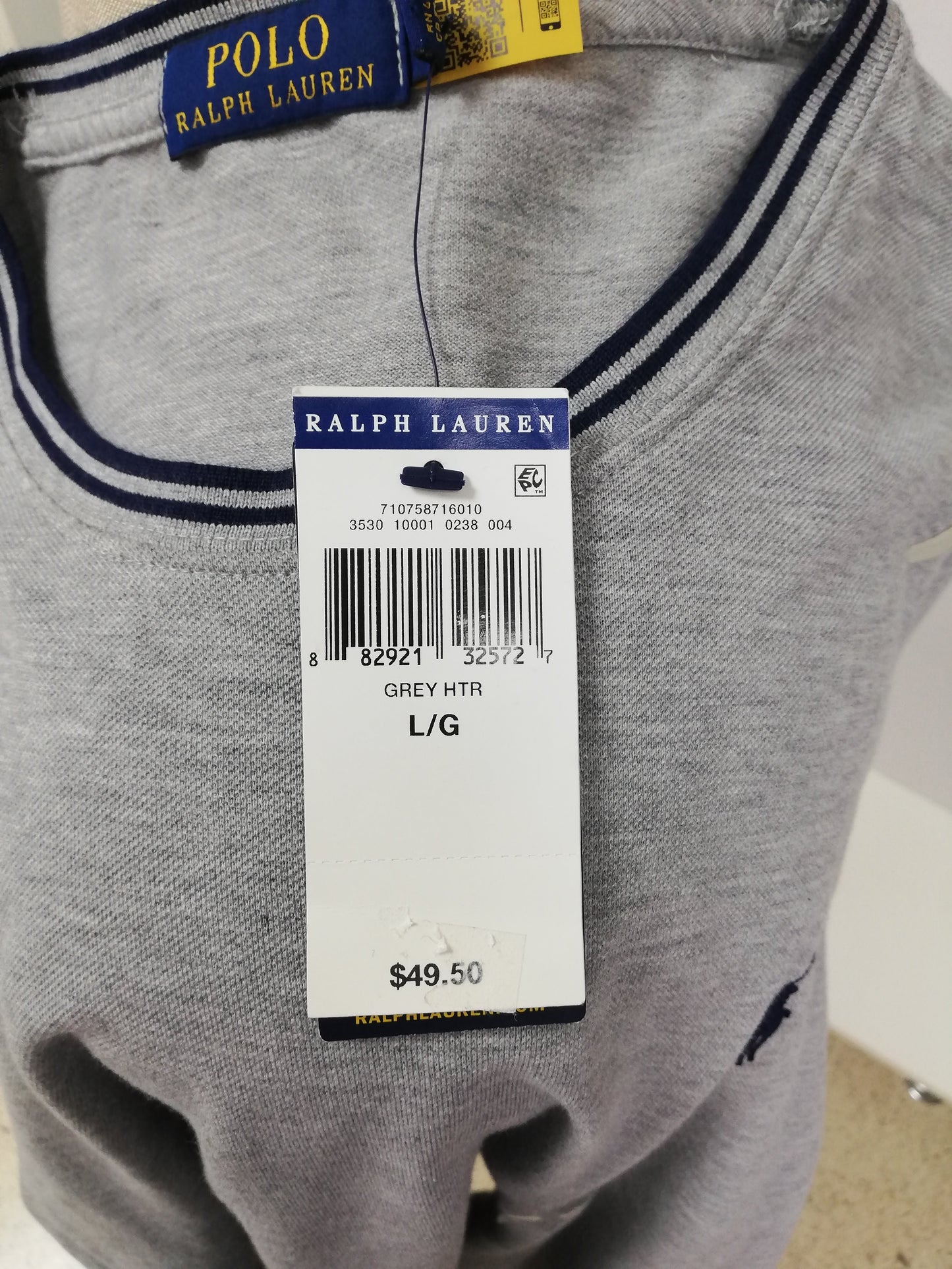 Camiseta cuello redondo Polo Ralph Lauren 🏇🏼 color gris con diseño en cuello en color negro Talla L (ver descripción)