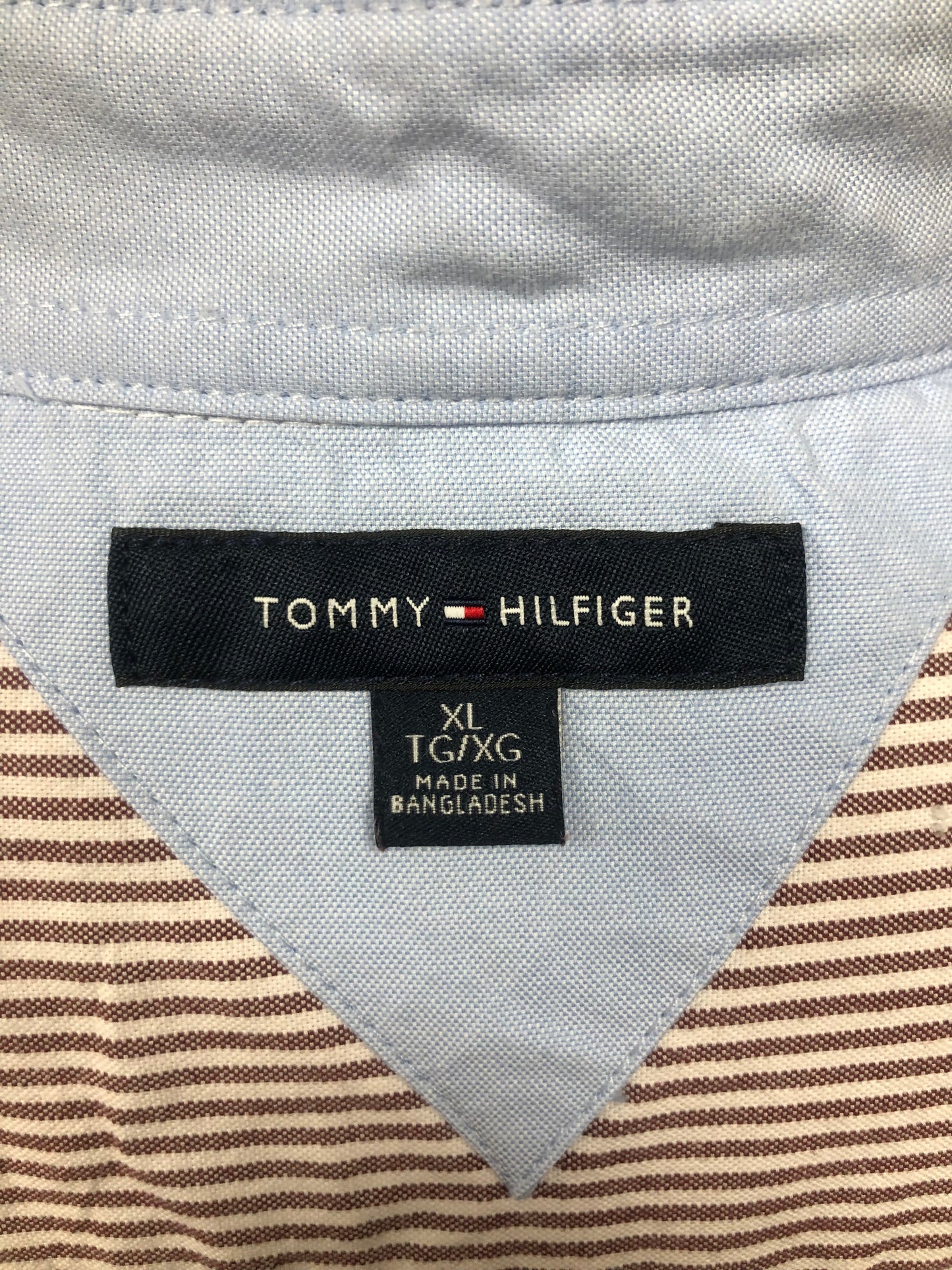 Camisa Tommy Hilfiger 🇺🇸 Oxford con patrón de rayas en color rosado oscuro y blanco Talla XL Entalle Regular