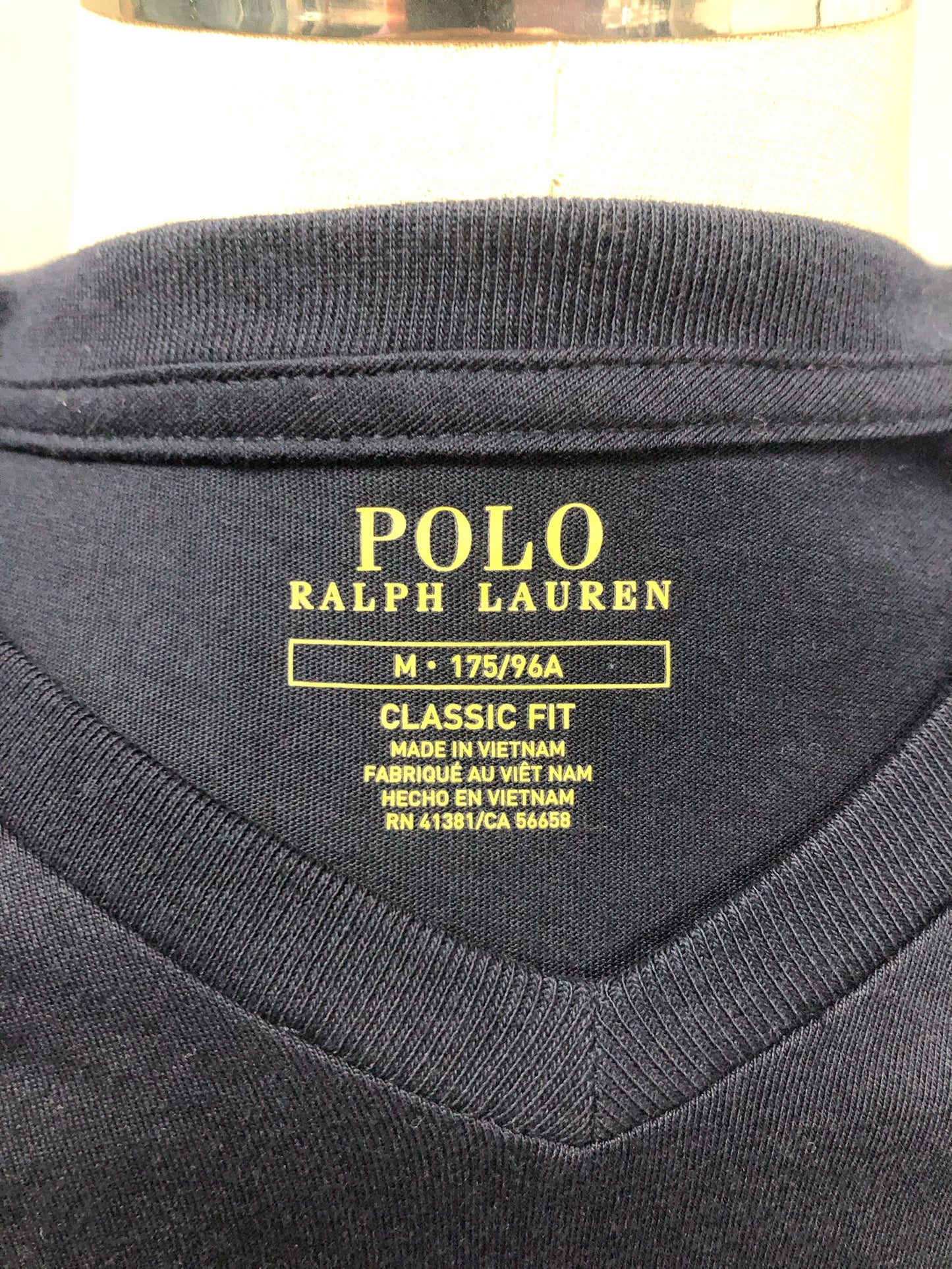 Camiseta cuello V Polo Ralph Lauren 🏇🏼 color azul navy con logo en rojo Talla Medium Entalle Clásico