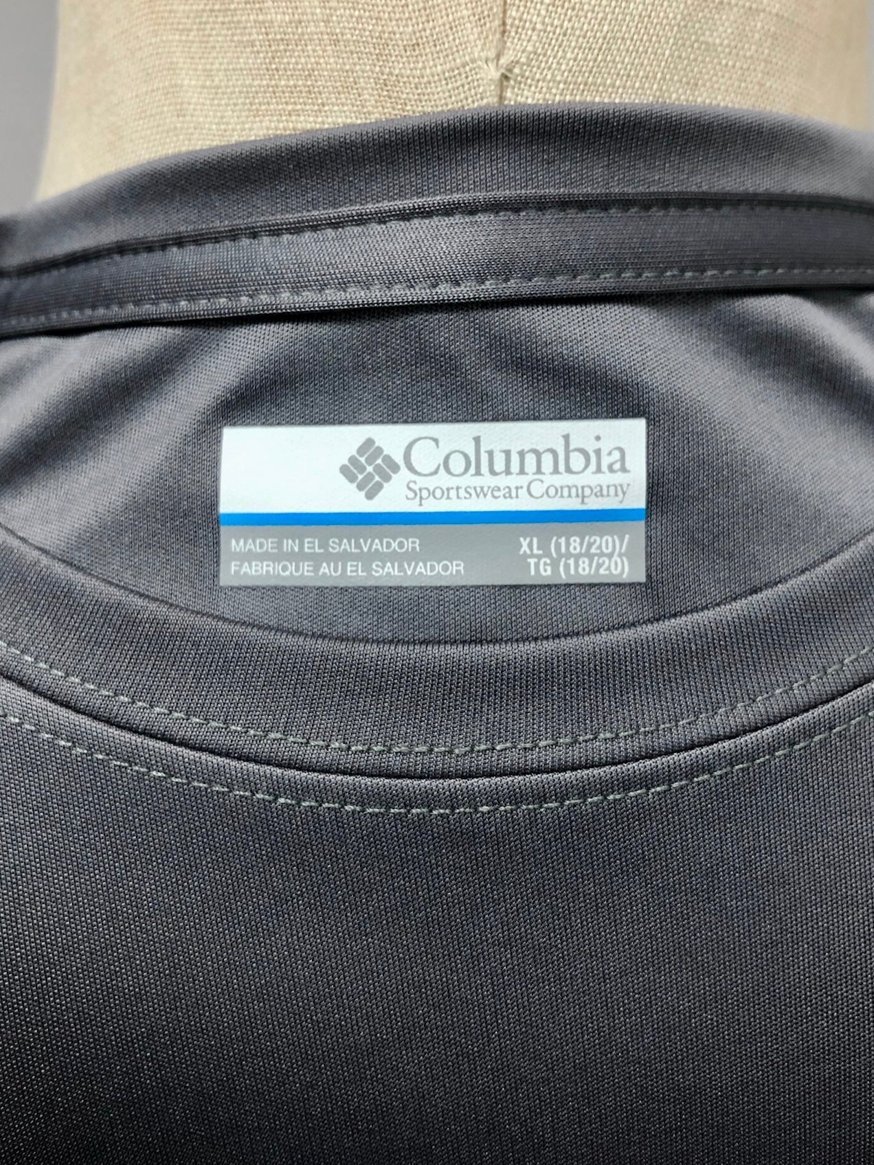 Camiseta cuello redondo Columbia 🔷 color gris oscuro manga larga Talla S