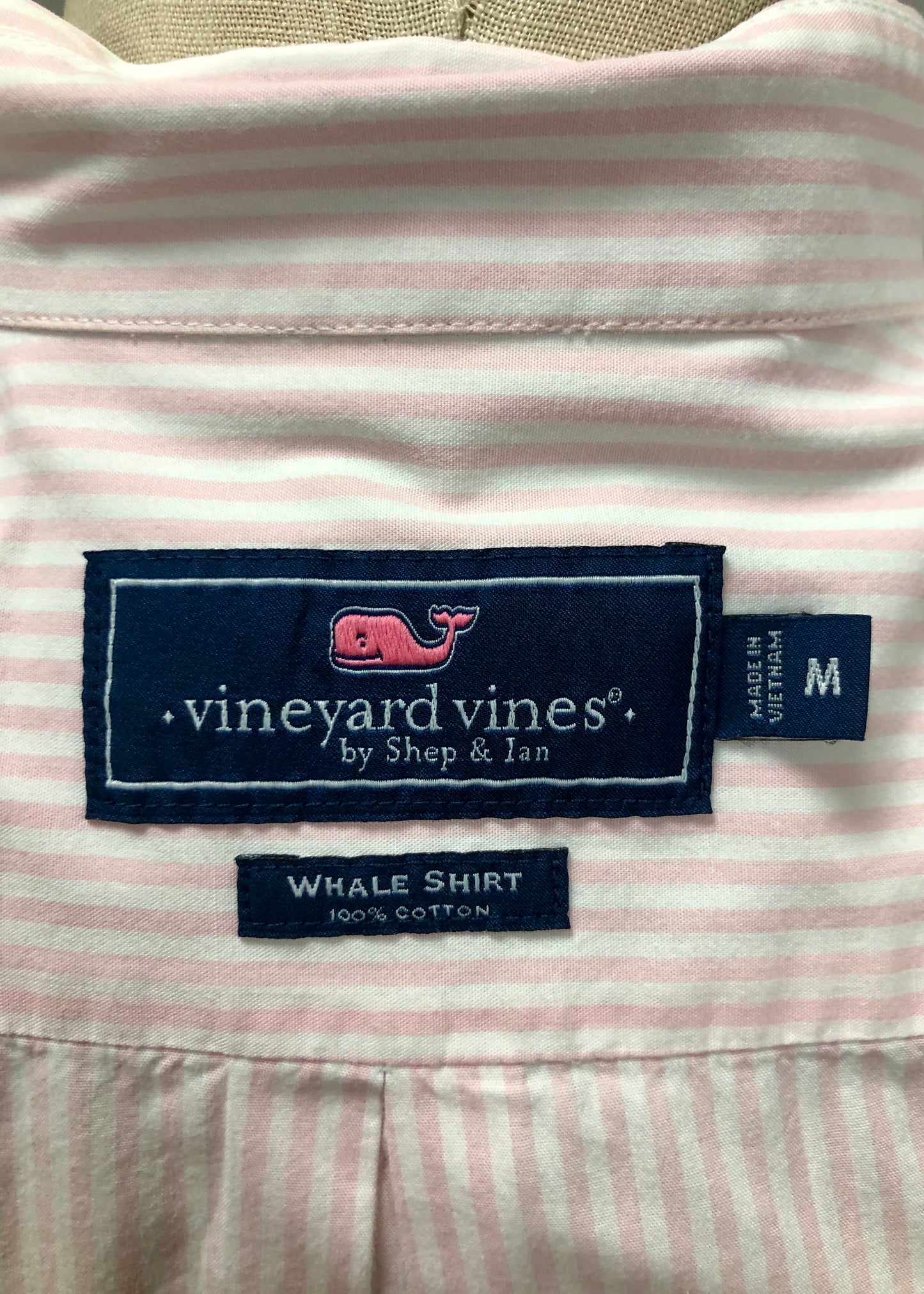 Camisa de botones Vineyard Vines 🐳 con patrón de rayas en color rosado claro y blanco Talla M Entalle Regular (ver descripción)