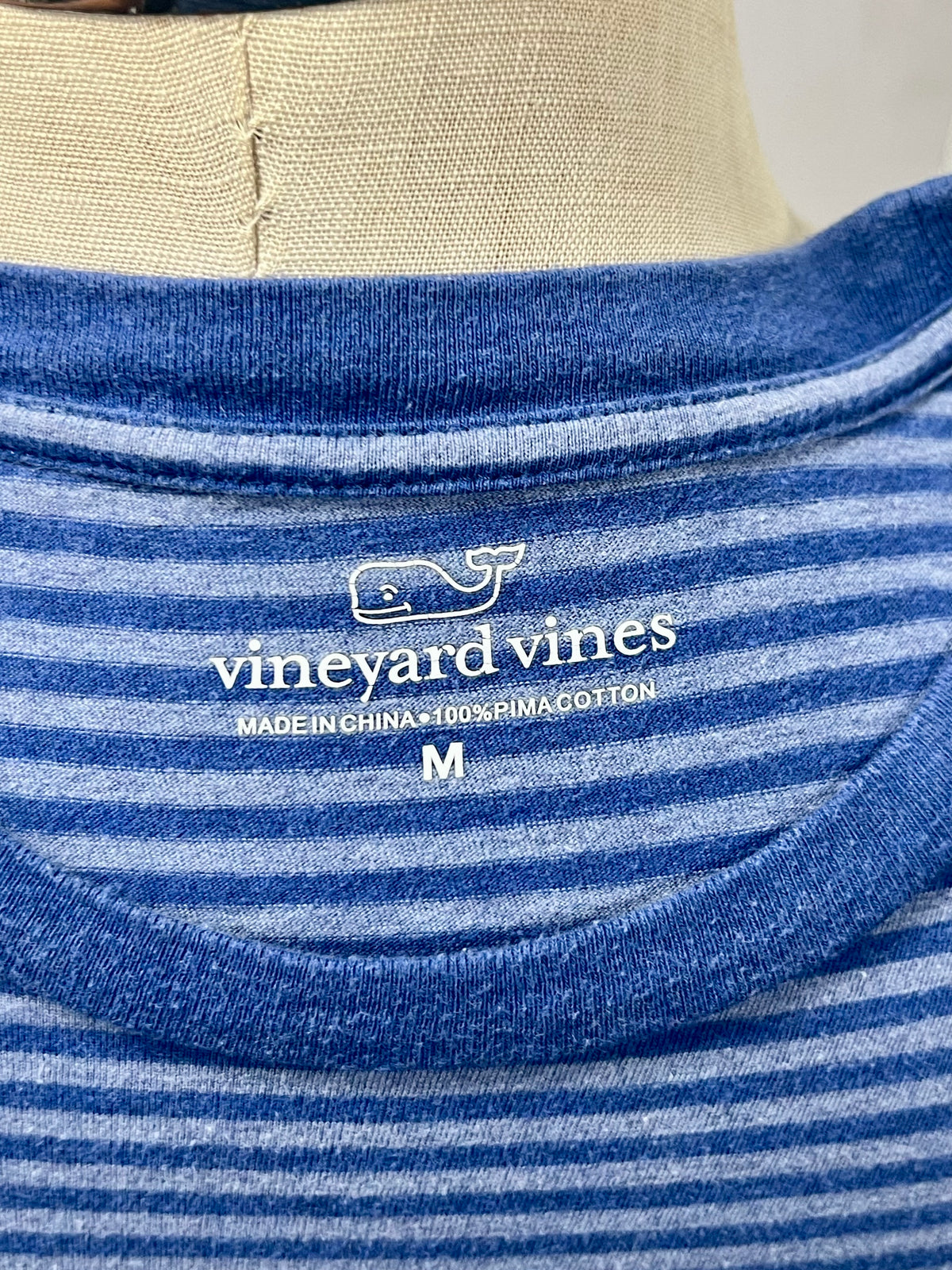 Camiseta cuello redondo Vineyard Vines 🐳 de rayas en color azul y celeste Talla M