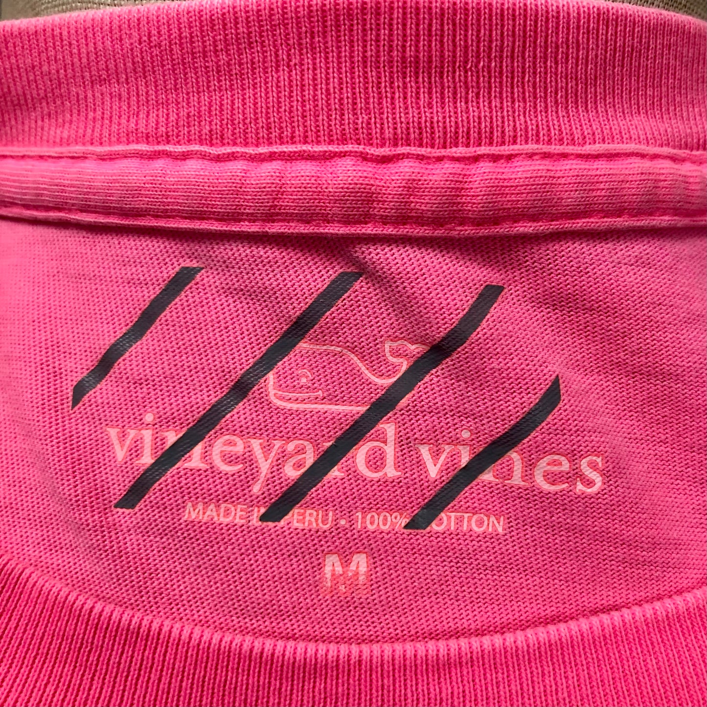 Camiseta de bolsillo Vineyard Vines 🐳 color rosado neon con Diseño de ballena en azul y blanco Talla M
