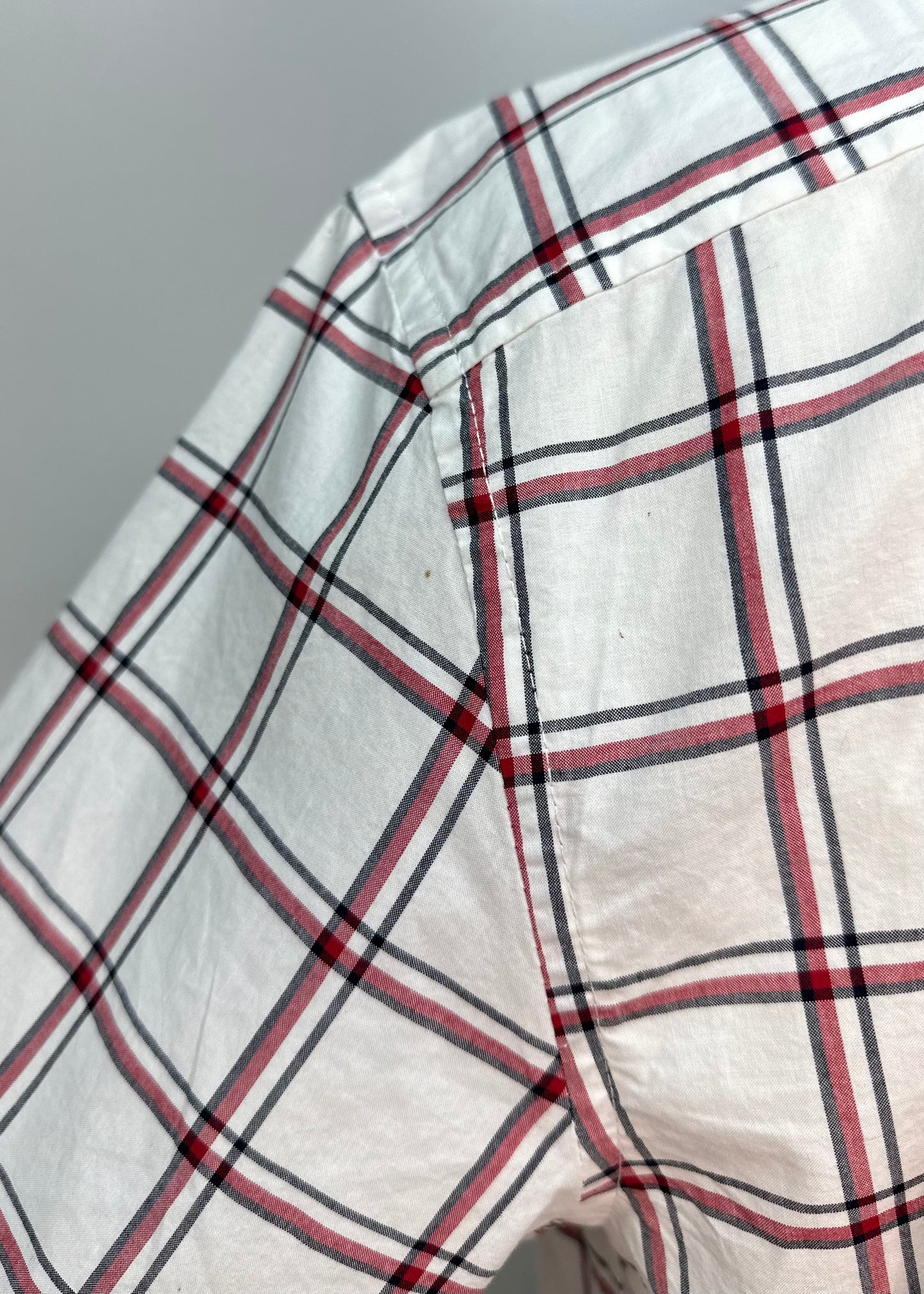 Camisa Tommy Hilfiger 🇺🇸 color blanco con patrón de cuadros en rojo y negro Talla M Entalle Clásico (ver descripción)