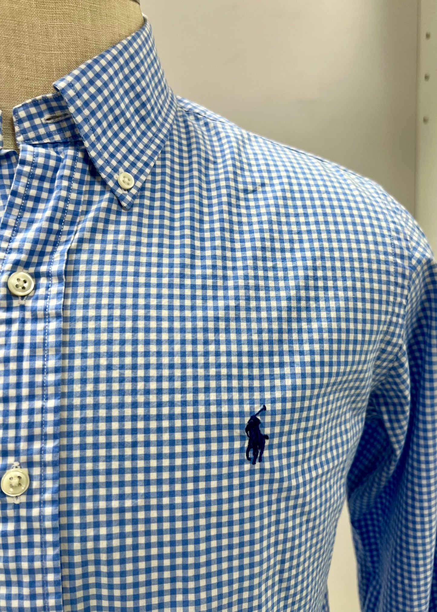 Camisa Polo Ralph Lauren 🏇🏼 con patrón de cuadros gingham celeste y blanco Talla S Entalle Regular