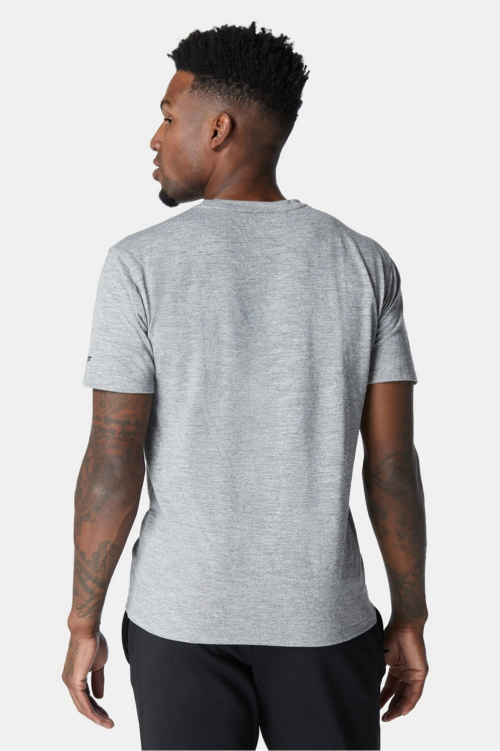 Camiseta cuello redondo Fabletics 🏋🏽 color gris y logo en negro Talla S