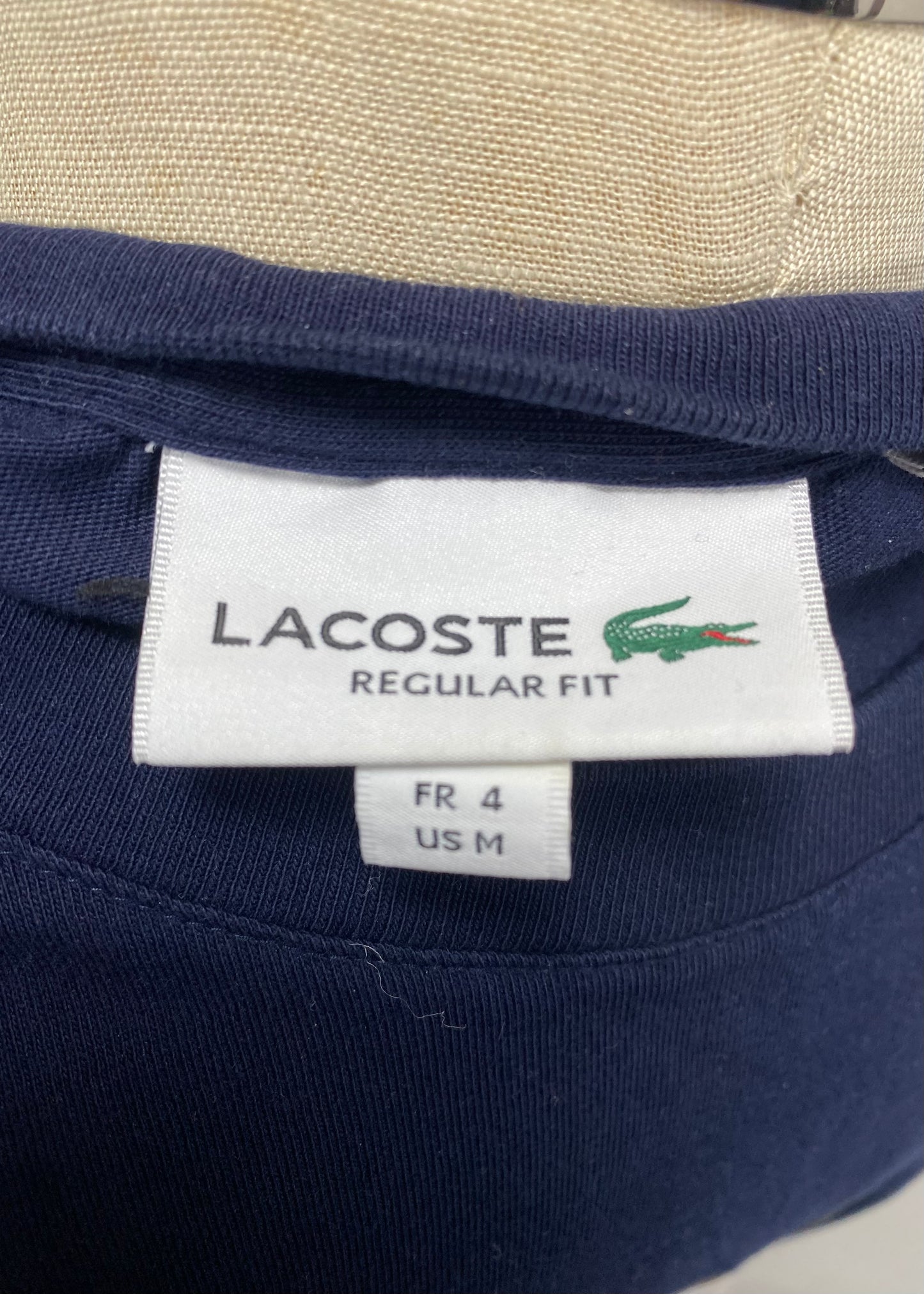 Camiseta cuello redondo Lacoste 🐊 color azul navy y logo en letras en negro Talla S Entalle Regular