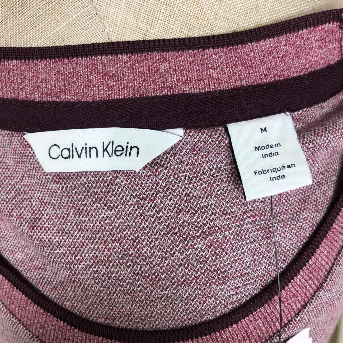 Camiseta cuello Redondo Calvin Klein 🇺🇸 color lila Talla M