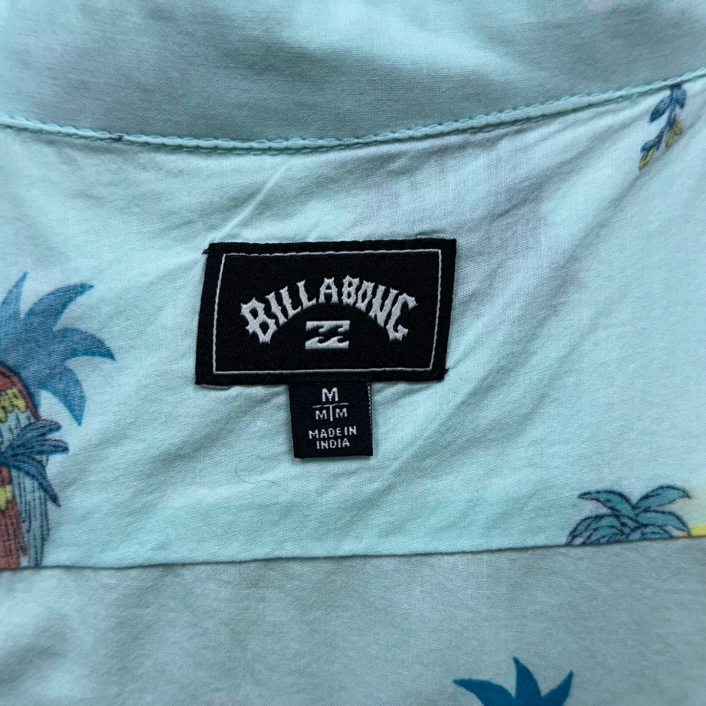 Camisa de botones Billabong 🏄🏽♂️ color celeste con diseño de palmeras Talla M Entalle Regular
